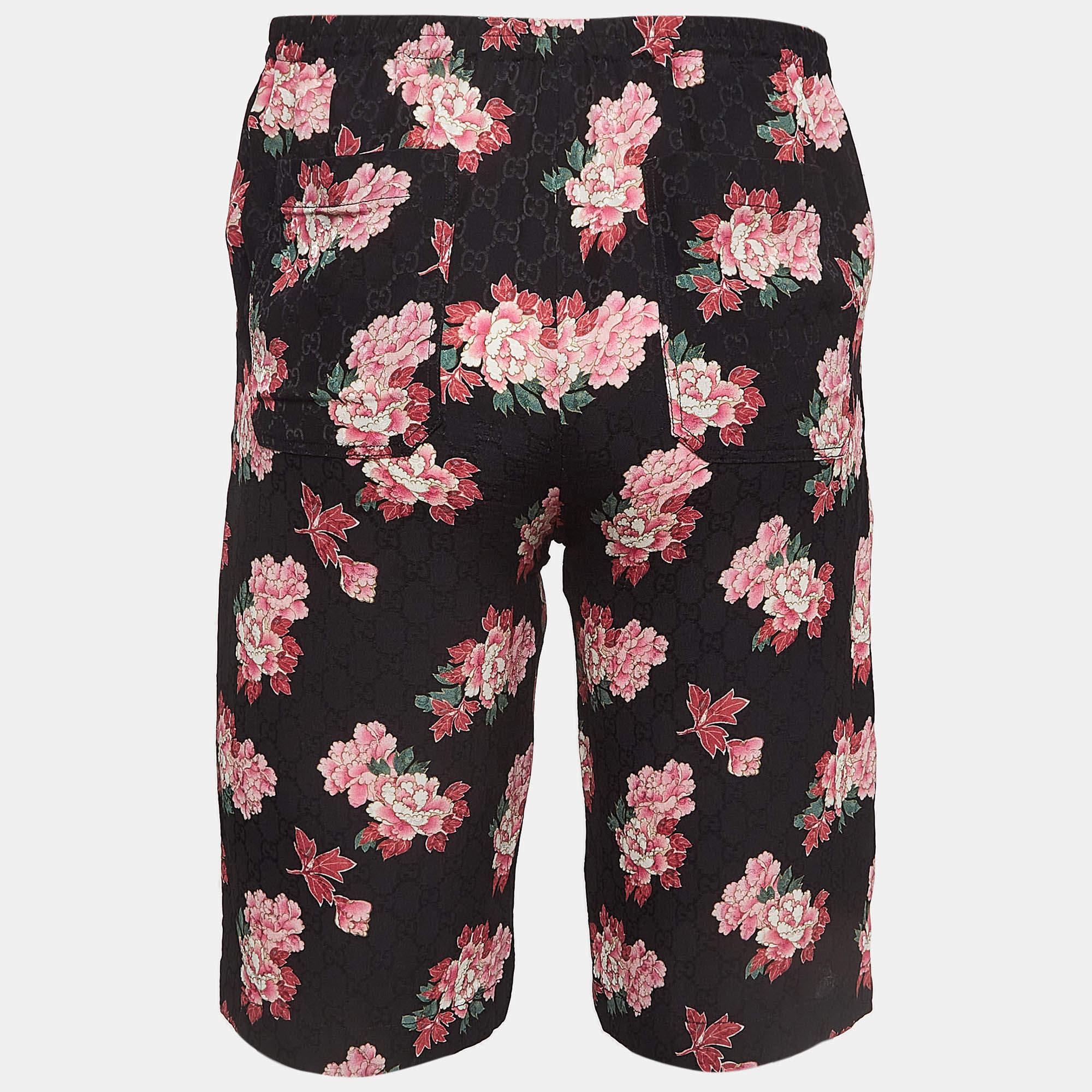 Relaxed days call for a pair of shorts like this. Stitched using high quality fabric these designer shorts are styled with classic details and have a superb length. Wear them with T shirts.