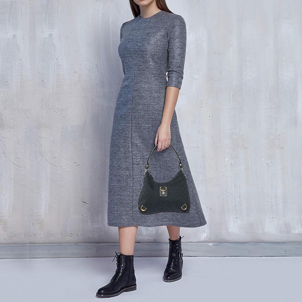 This classic Gucci Abbey hobo will give any outfit an elegant finish. It is crafted from GG canvas with leather trim that is accented with gold toned D rings and studs. The fabric lined interior will keep your belongings safe.