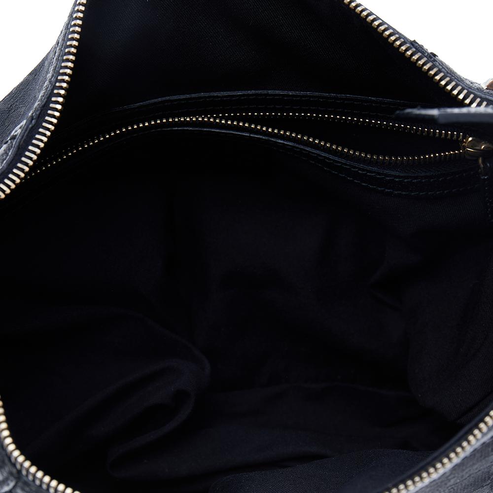 Invest in this timeless creation from the house of Gucci. Sophisticated and elegant, this hobo is made from GG canvas and leather into a smart shape. This stylish bag comes with a bamboo handle and a bamboo turn-lock flap pocket at the front. Keep