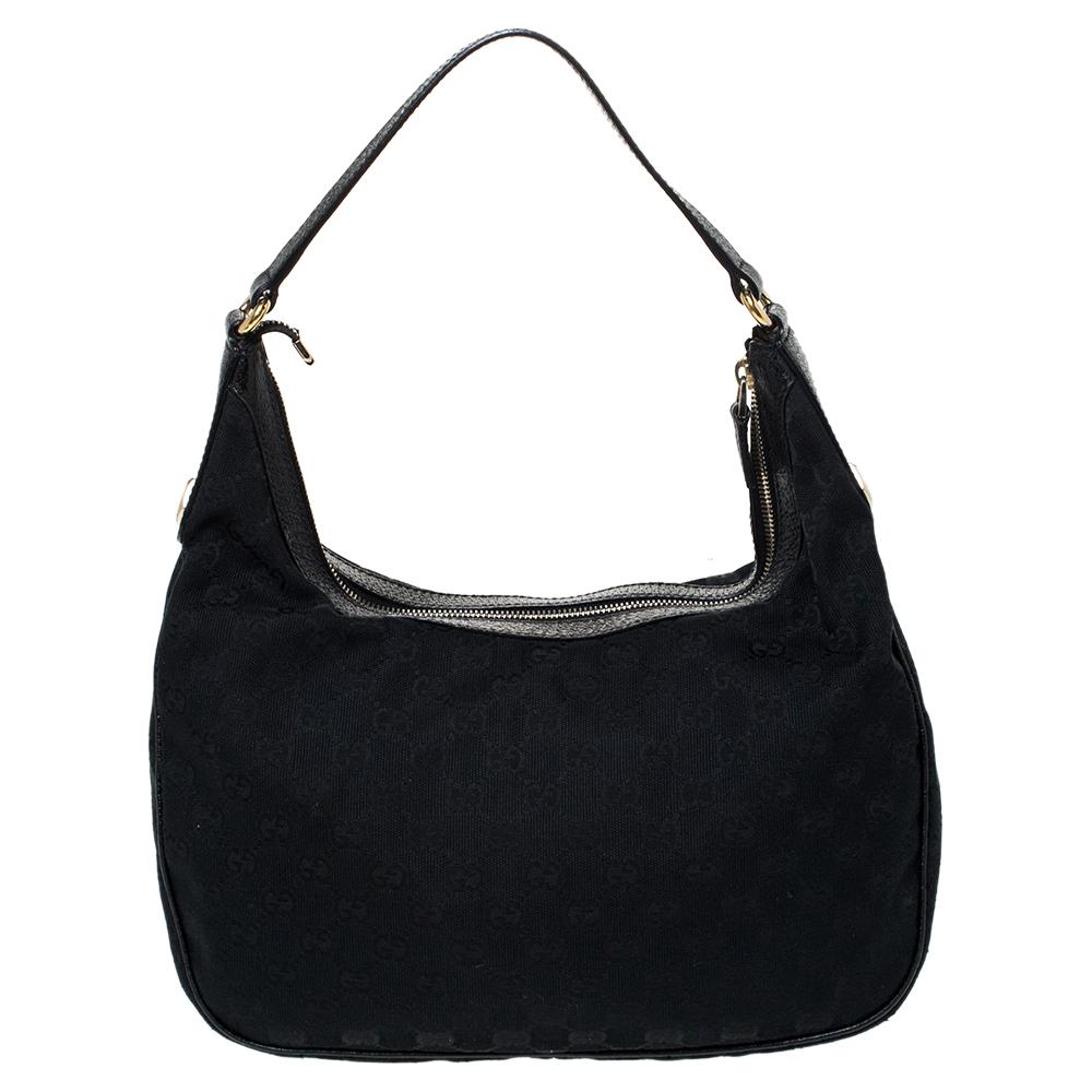 This Gucci Charmy hobo is built for everyday use. Crafted from GG canvas as well as leather, it has a lovely shape and a single handle for you to parade it. The fabric inside is spacious and houses a zipped pocket.

