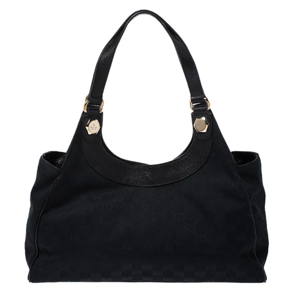 This Gucci bag is built for everyday use. Crafted from GG canvas as well as leather, it has a lovely shape and two handles for you to parade it. The fabric inside is spacious and the hobo is complete with a zip closure.

