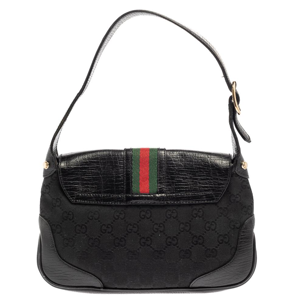 Diese Gucci-Tasche ist nicht nur wunderschön anzusehen:: sondern auch robust genug:: um Sie auf Schritt und Tritt zu begleiten - eine wahre Freude! Diese schwarze Tasche ist aus dem charakteristischen GG Canvas und Leder gefertigt und mit einer