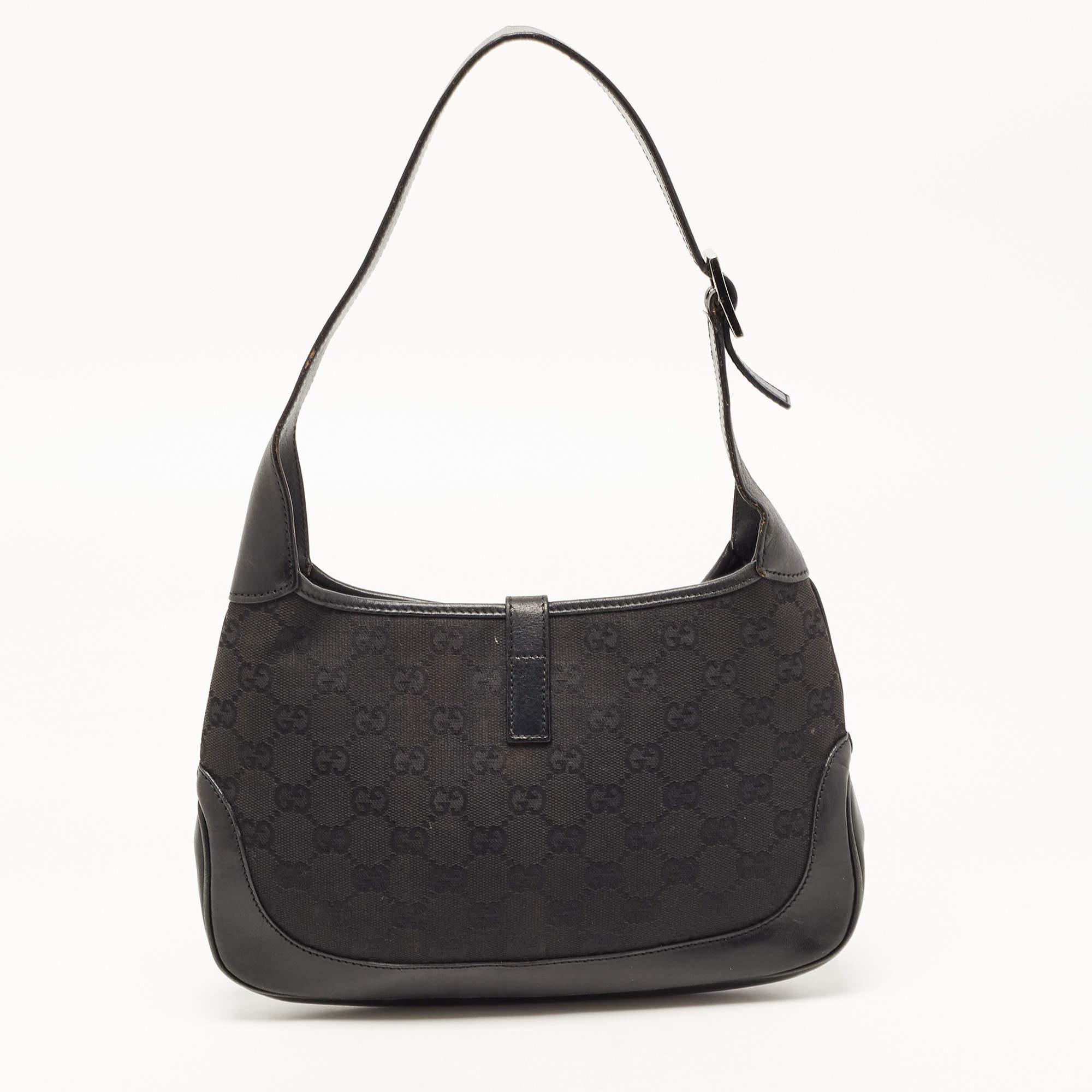 This Gucci Jackie O hobo is a result of blending high crafting skills with a practical design. It arrives with a durable exterior completed by luxe detailing. It is an accessory that you can count on.

