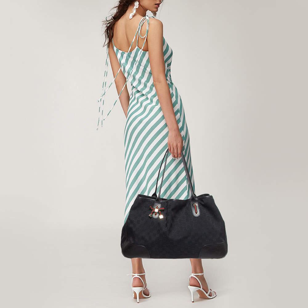 This alluring tote bag for women has been designed to assist you on any day. Convenient to carry and fashionably designed, the tote is cut with skill and sewn into a great shape. It is well-equipped to be a reliable accessory. 