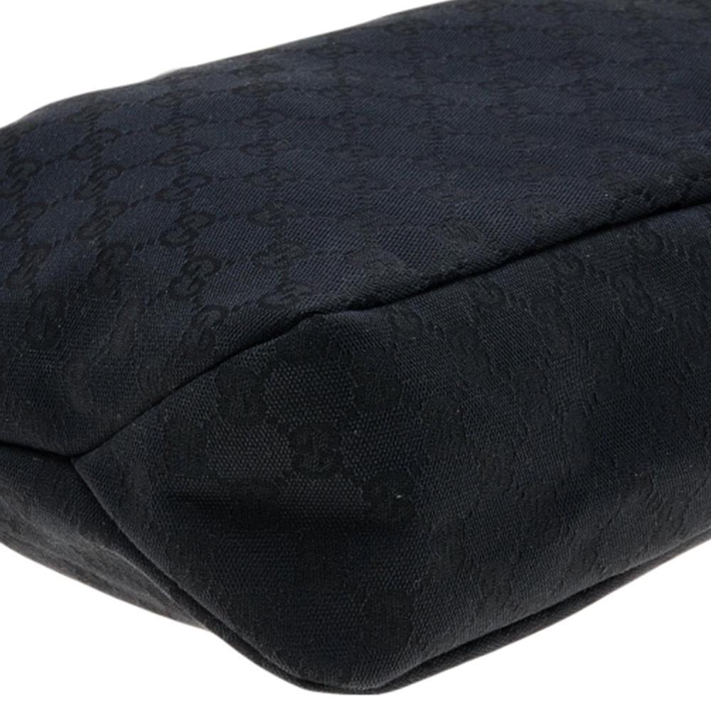 Questa borsa Gucci è una creazione immediatamente riconoscibile. Realizzata in Italia, questa hobo è realizzata in tela GG e pelle con il morsetto sul manico. La chiusura a zip si apre su un interno foderato in tessuto che ospita abbastanza spazio