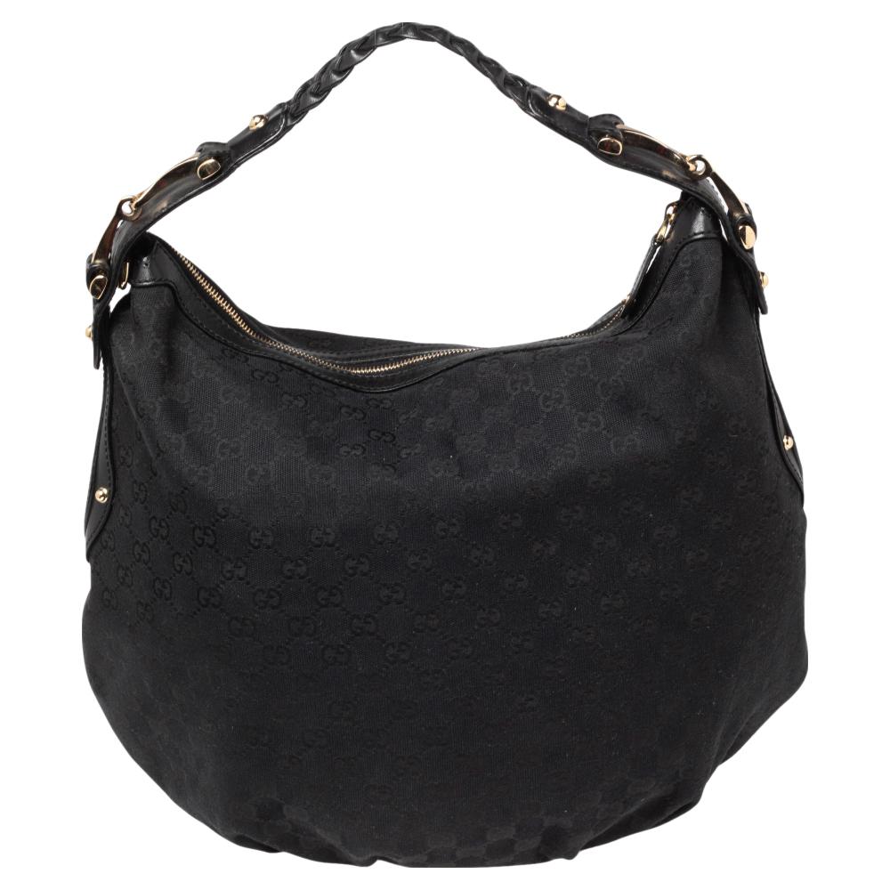 This Gucci Pelham hobo for women comes fashioned with GG canvas and leather. It has a spacious size and durable construction. The designer hobo is lined with fabric and held by a single handle.