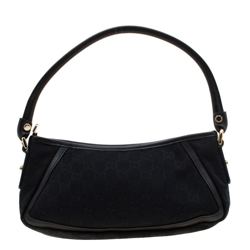 Gucci brings to you this amazing Abbey shoulder bag that is smart and modern. Made in Italy, this black bag is crafted from classic GG canvas and features a single top handle. The top zipper reveals a fabric lined interior with enough space to hold