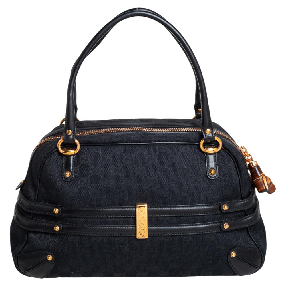 This chic Gucci Boston bag is an ergonomic creation that doesn't let you compromise on style. Crafted in GG canvas and leather, this bag not only looks timeless but also comes with a sleek and spacious bowler shape to hold your everyday essentials.