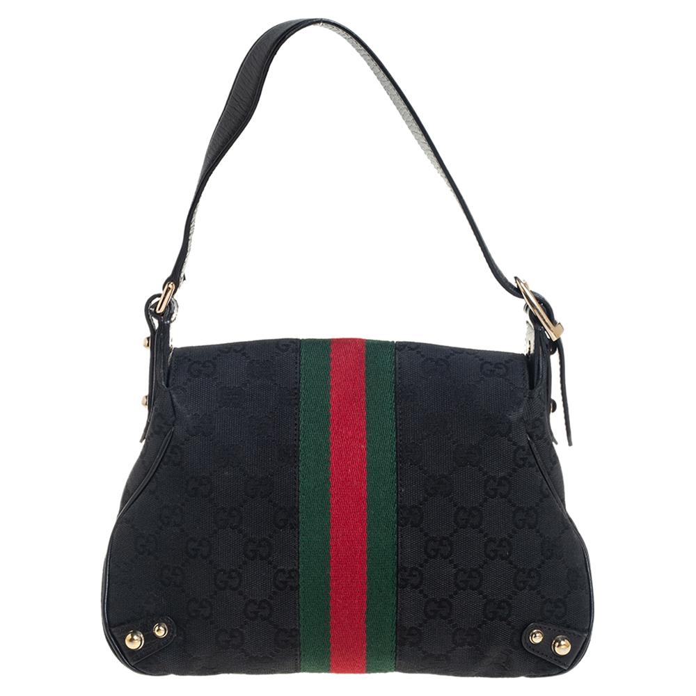 This exquisite Gucci shoulder bag is an unparalleled beauty. Enhanced with black color, this stylish piece is all you need to flaunt your style this season. Classic and refined with a modern edge, this GG canvas & leather piece stands out with its