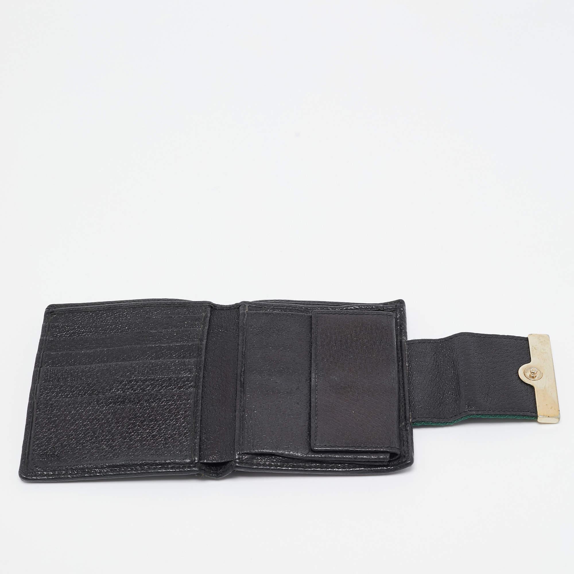Your essentials can be carried effortlessly in this GG canvas Web Flap French wallet. Equipped with lined compartments and card slots it makes for a great everyday accessory.