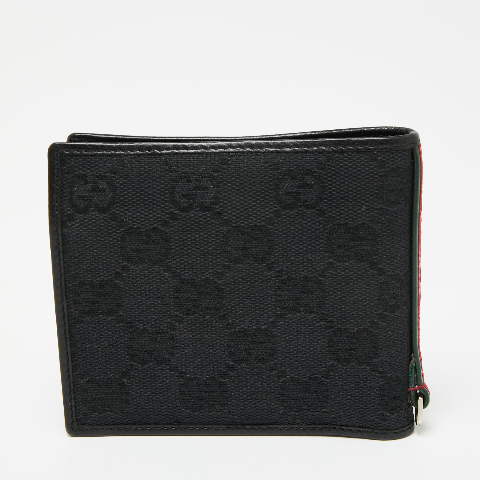 This accessory from Gucci brings along a touch of luxury and immense style. It comes finely crafted and designed into a bifold. The wallet is equipped with pockets and multiple slots so you can neatly carry your cards and cash.

