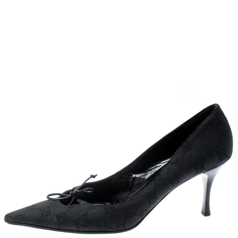 The entrancing black Gucci pair with a pointed toe stands apart from the crowd. The pumps are rendered in the signature GG canvas material with leather lining and a small bow detailing at the front. The pair is great for a pleasant