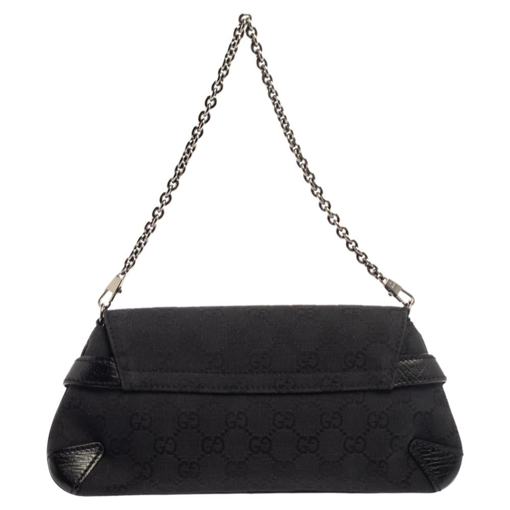 We can rely on Gucci for styles that stylish and timeless. This adorable Gucci bag features durable GG canvas with leather trim and an exaggerated Horsebit motif with a chain-link strap. It makes for an ideal evening bag and can hold all your