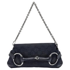 Schwarze GG Canvas Horsebit-Clutch mit Kette von Gucci