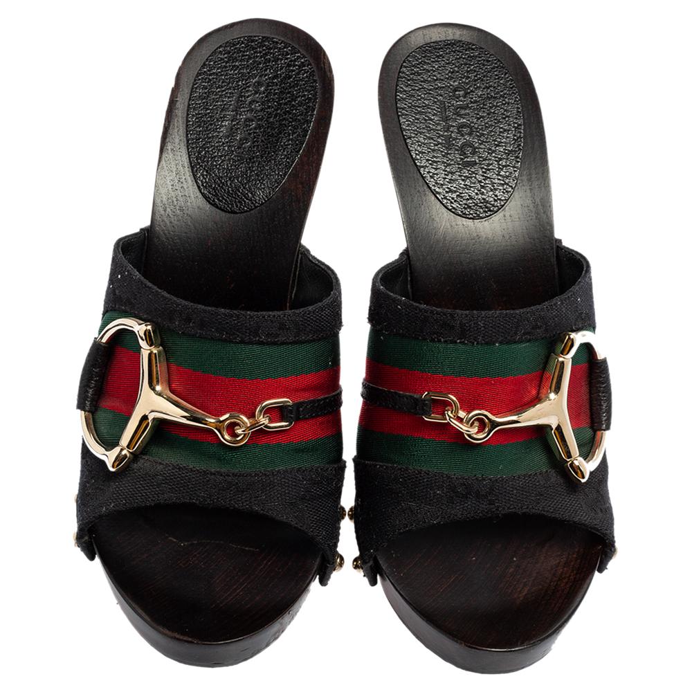Displaying Gucci’s well-known Horsebit motif, these ‘Icon Bit’ high heel clogs are a must-have for any Gucci lover. Made from black GG canvas with Gucci’s signature green and red web stripes.

