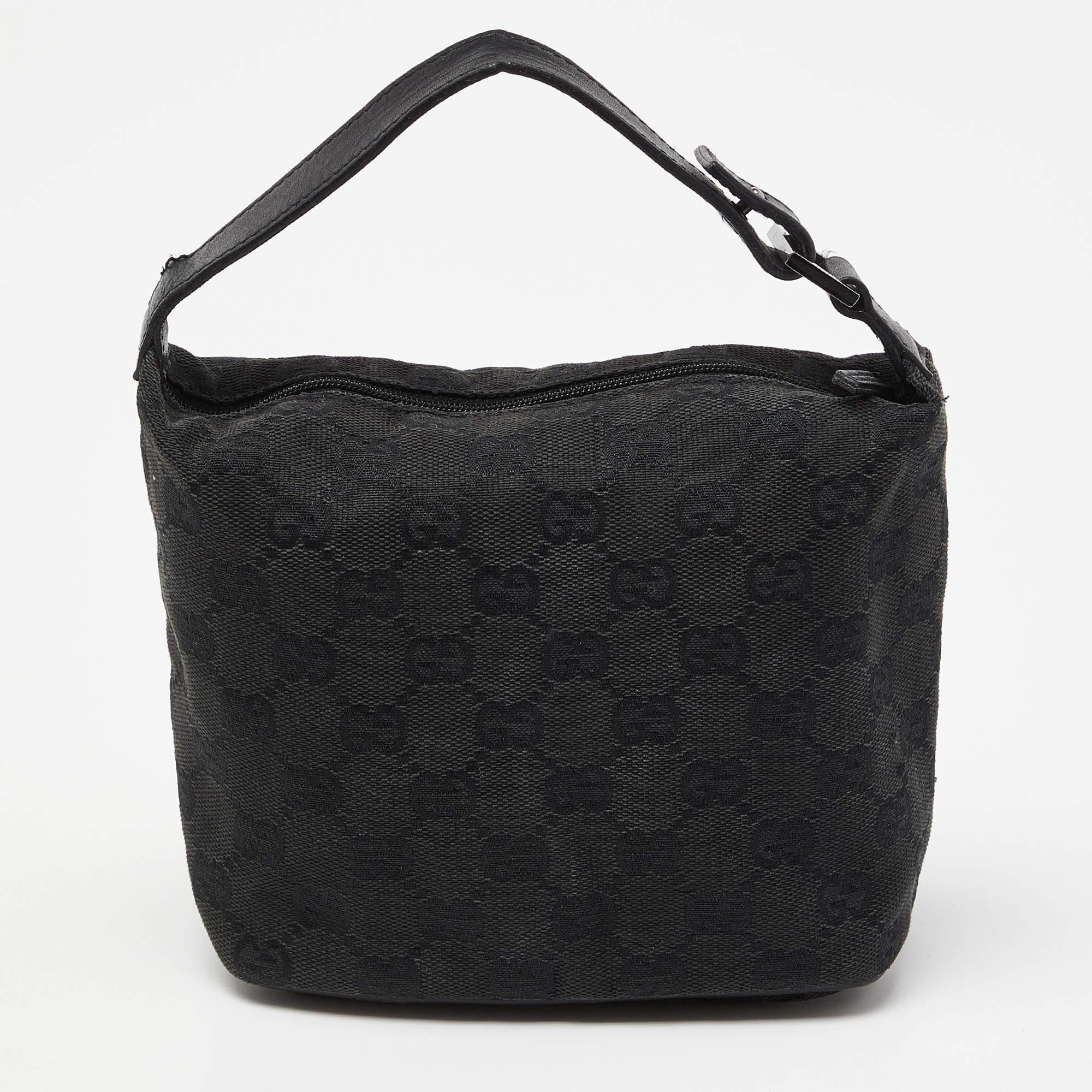Introduce Gucci's timeless design aesthetic to your closet with the mini hobo. The Gucci hobo is crafted from GG canvas and is complete with a single handle.

