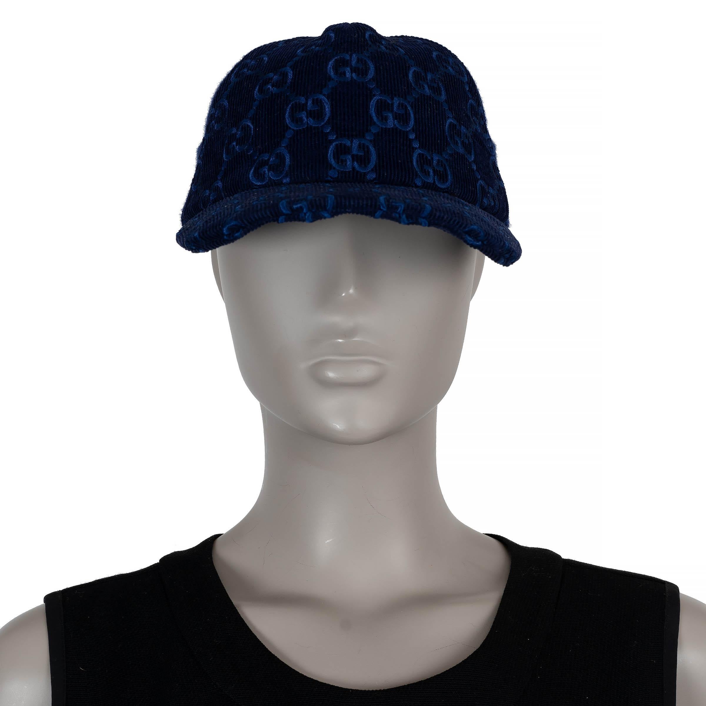 This 100% authentic Gucci baseball cap seamlessly blends sporty and cozy elements with its unique design. Featuring a structured front panel in blue GG corduroy velvet and a wool knit back, it merges the classic baseball cap silhouette with the