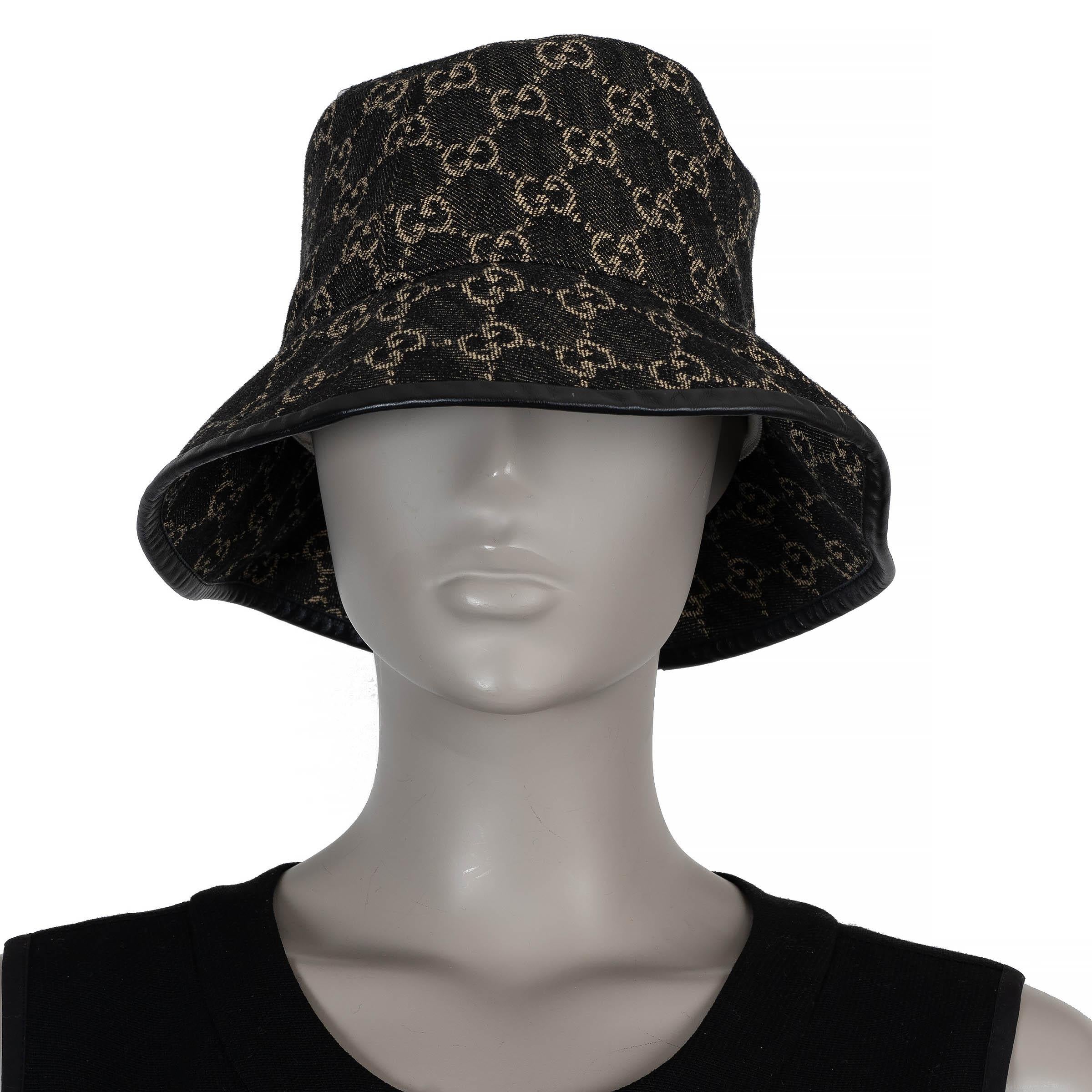 Cette casquette de Gucci en coton GG Denim noir et blanc (100% - veuillez noter que l'étiquette de contenu est manquante) est une version contemporaine du monogramme emblématique de Gucci. Doté d'un bord structuré et d'une élégante bordure en cuir