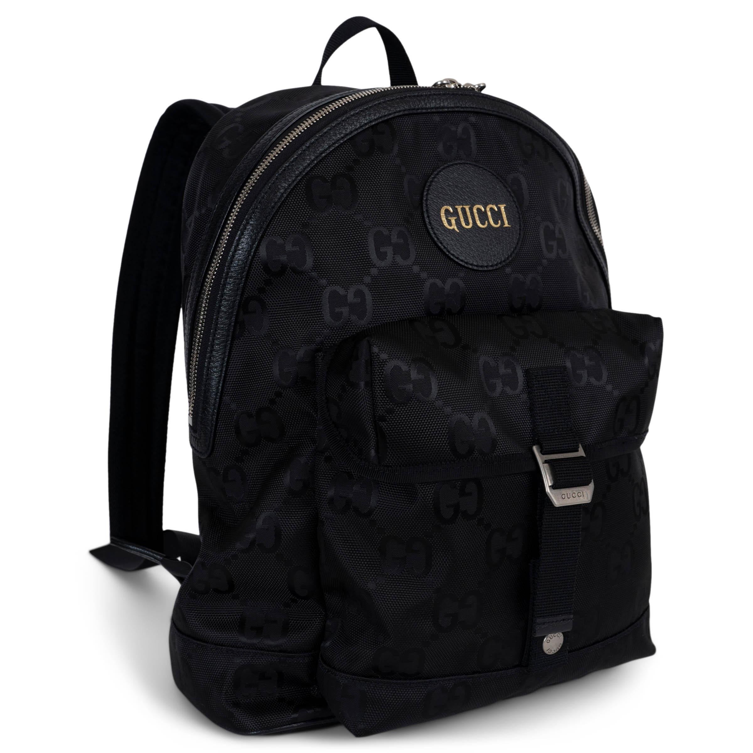 Questo zaino Off The Grid di Gucci, autentico al 100%, è realizzato in tela ECONYL® con monogramma GG nero, un nylon rigenerato sostenibile, con finiture in pelle nera e nylon. Presenta finiture in tonalità argento, una toppa frontale con logo in