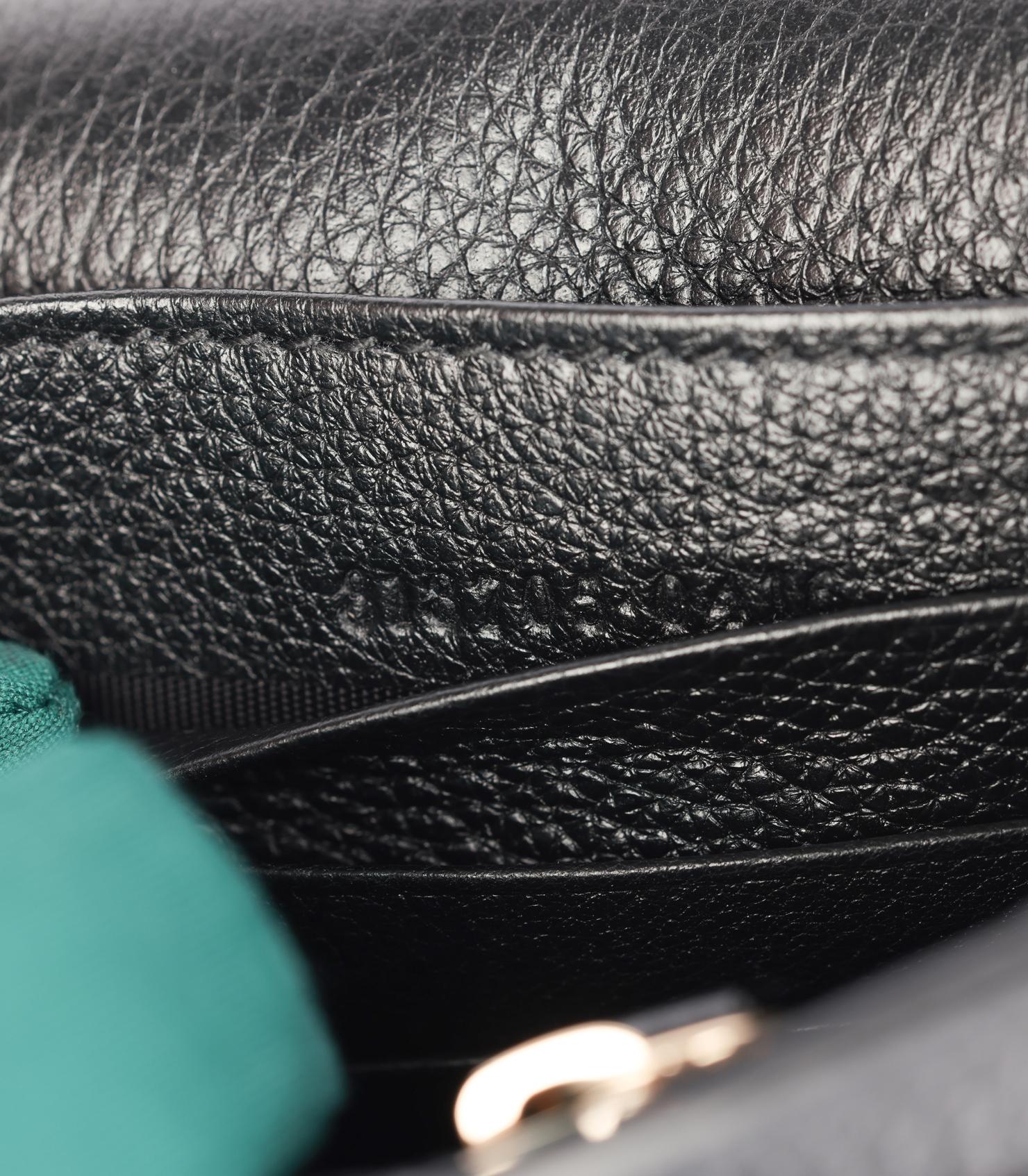 Portafoglio con emblema GG in pelle di vitello granulosa nera di Gucci in vendita 5