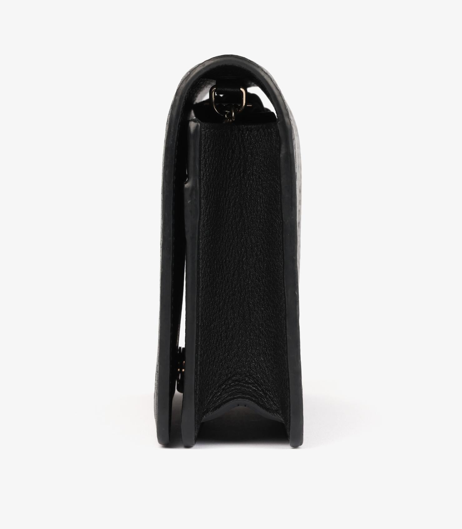 Portafoglio con emblema GG in pelle di vitello granulosa nera di Gucci in vendita 1