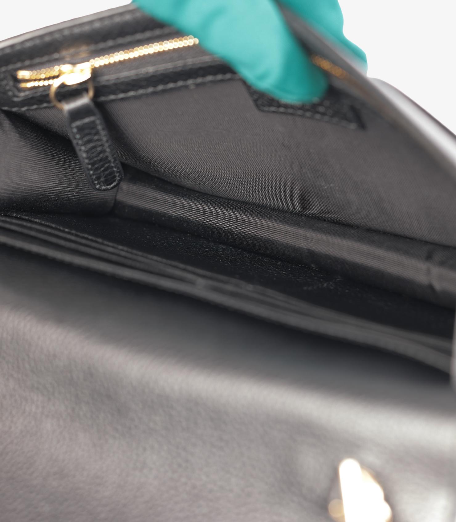 Portafoglio con emblema GG in pelle di vitello granulosa nera di Gucci in vendita 4