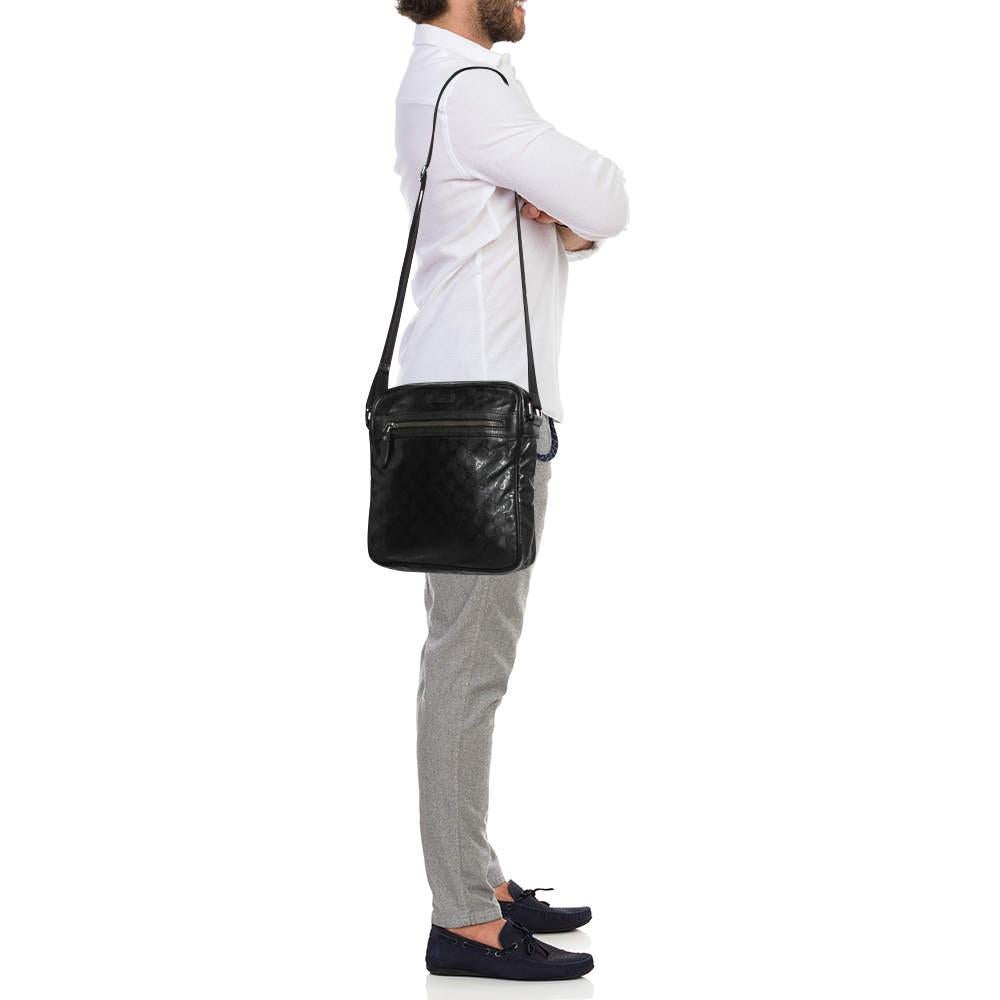 The fashion house's tradition of excellence coupled with modern design sensibilities works to make this Gucci messenger bag one of a kind. Its a fabulous accessory to carry on your shoulder or across the body.