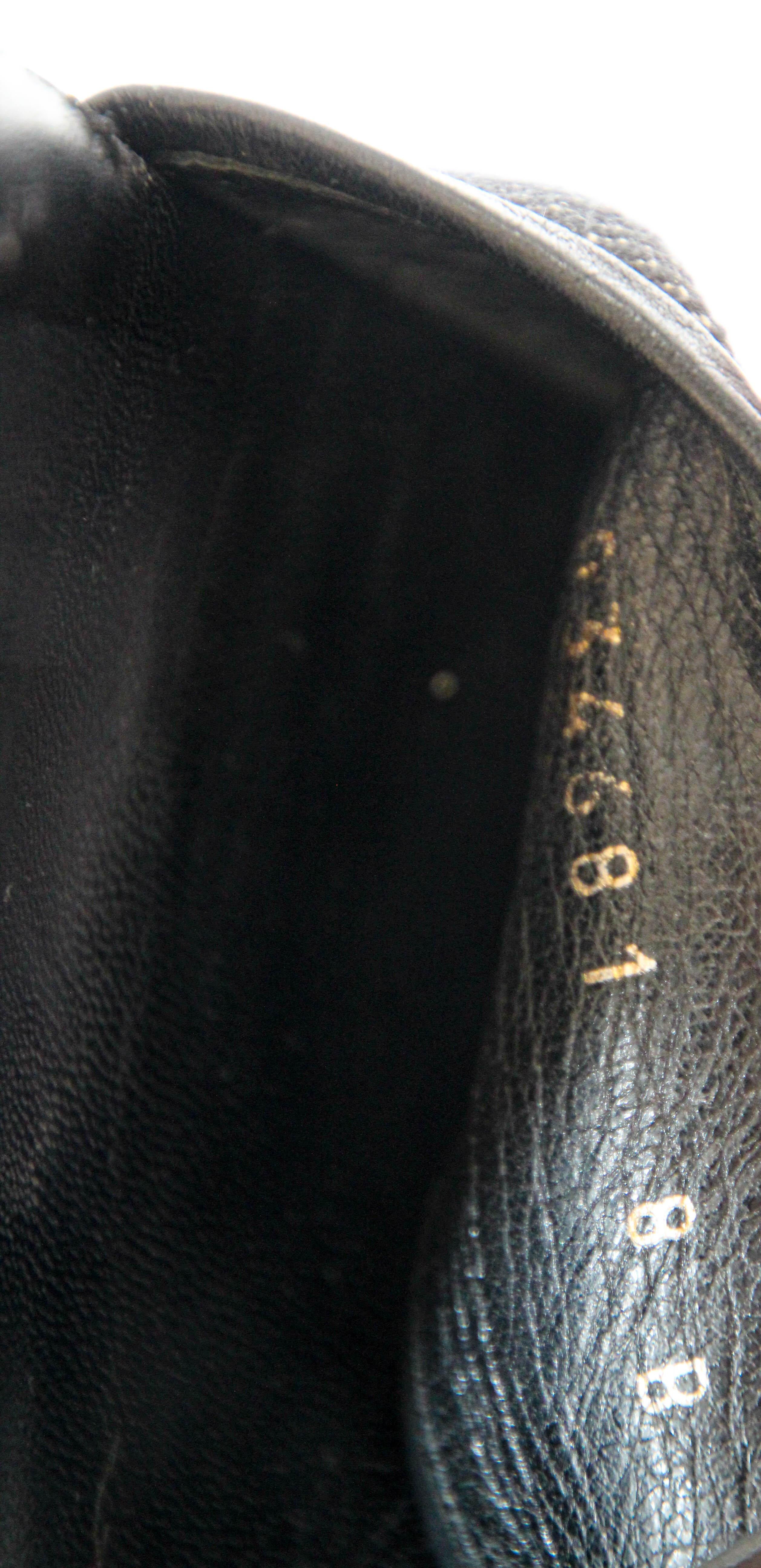 Gucci Black GG Logo Canvas and Leather Trim Slide Sandals (Sandales à glissière avec logo GG en toile et garniture en cuir) en vente 10