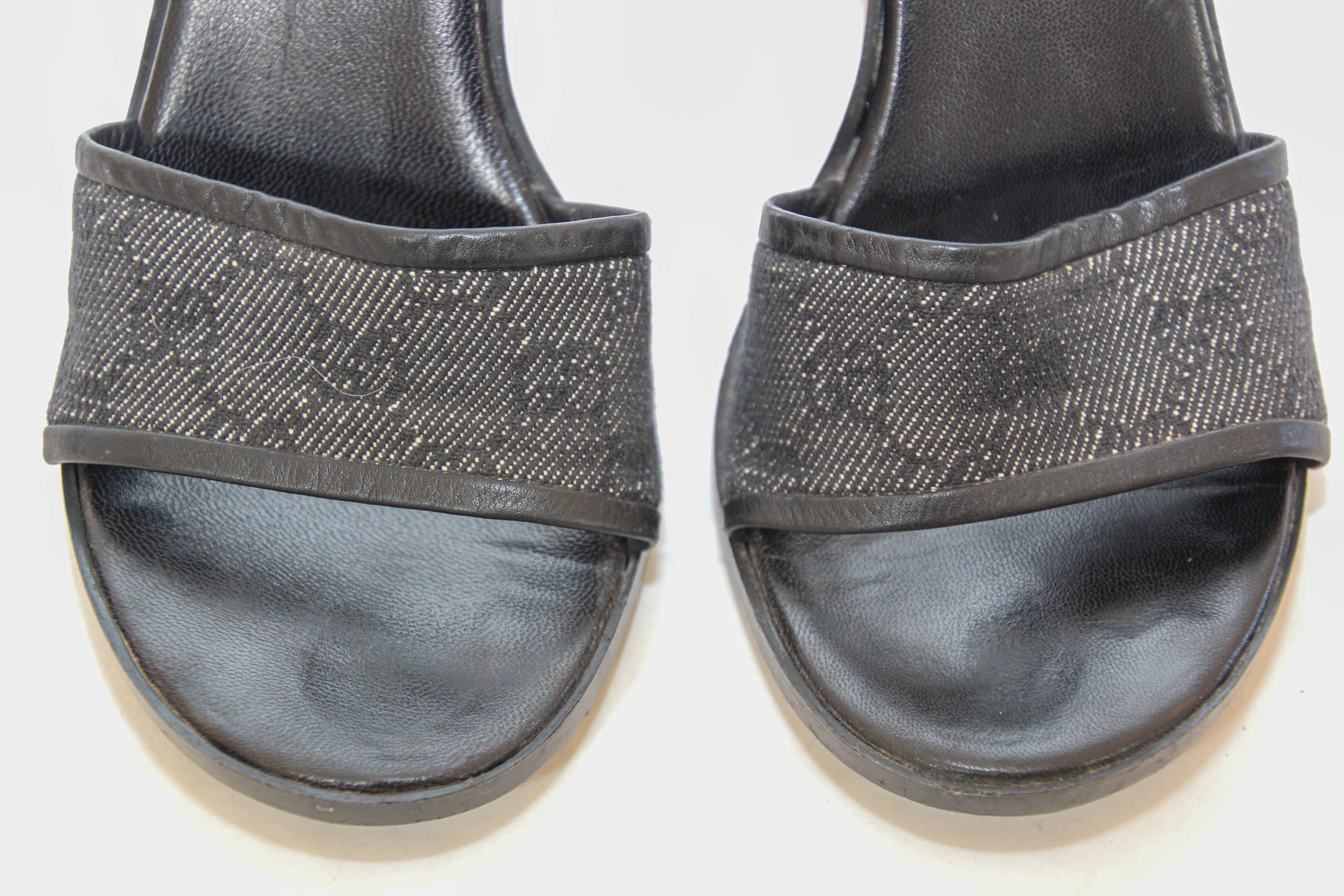 Sandales à glissière avec logo GG en toile et bordures en cuir de Gucci.
Taille 8 B.
Tom Ford pour Gucci, ces talons de 4 pouces ont été portés dans toute l'Europe à la fin des années 1990. 
Cuir noir GUCCI GG Logo Stacked Heels Slides