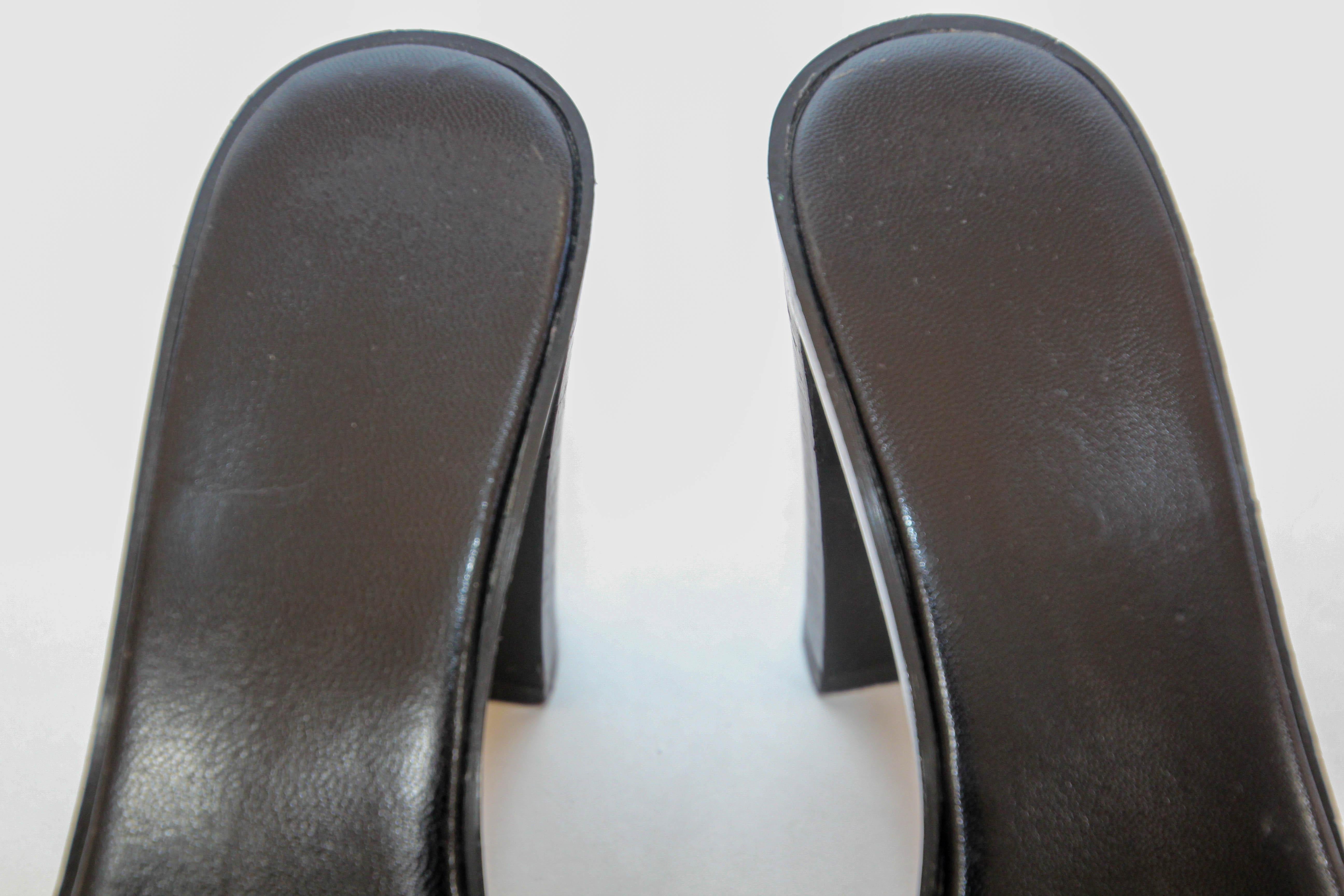 Gucci Black GG Logo Canvas and Leather Trim Slide Sandals (Sandales à glissière avec logo GG en toile et garniture en cuir) Bon état - En vente à North Hollywood, CA