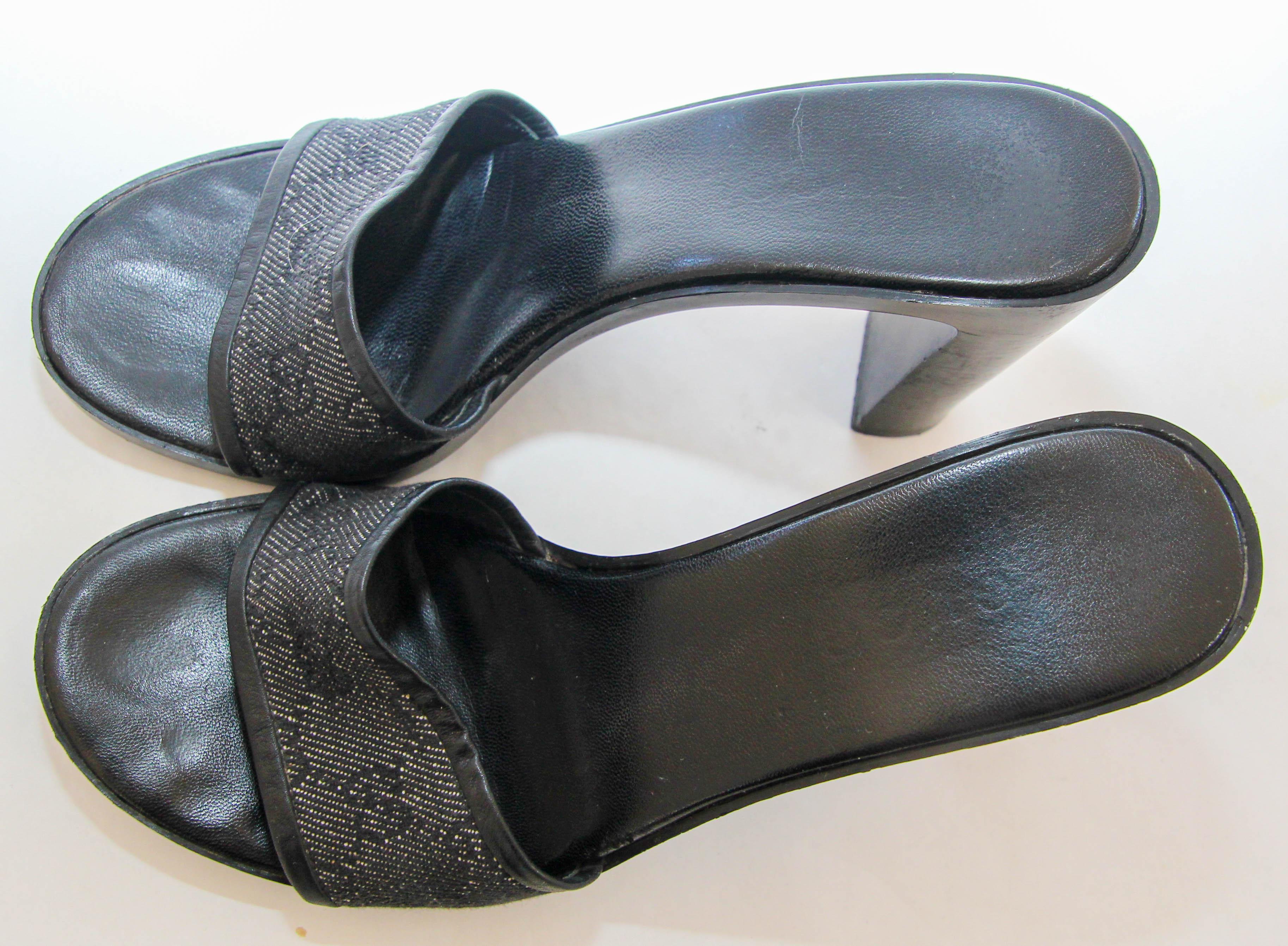 Gucci Black GG Logo Canvas and Leather Trim Slide Sandals (Sandales à glissière avec logo GG en toile et garniture en cuir) Pour femmes en vente