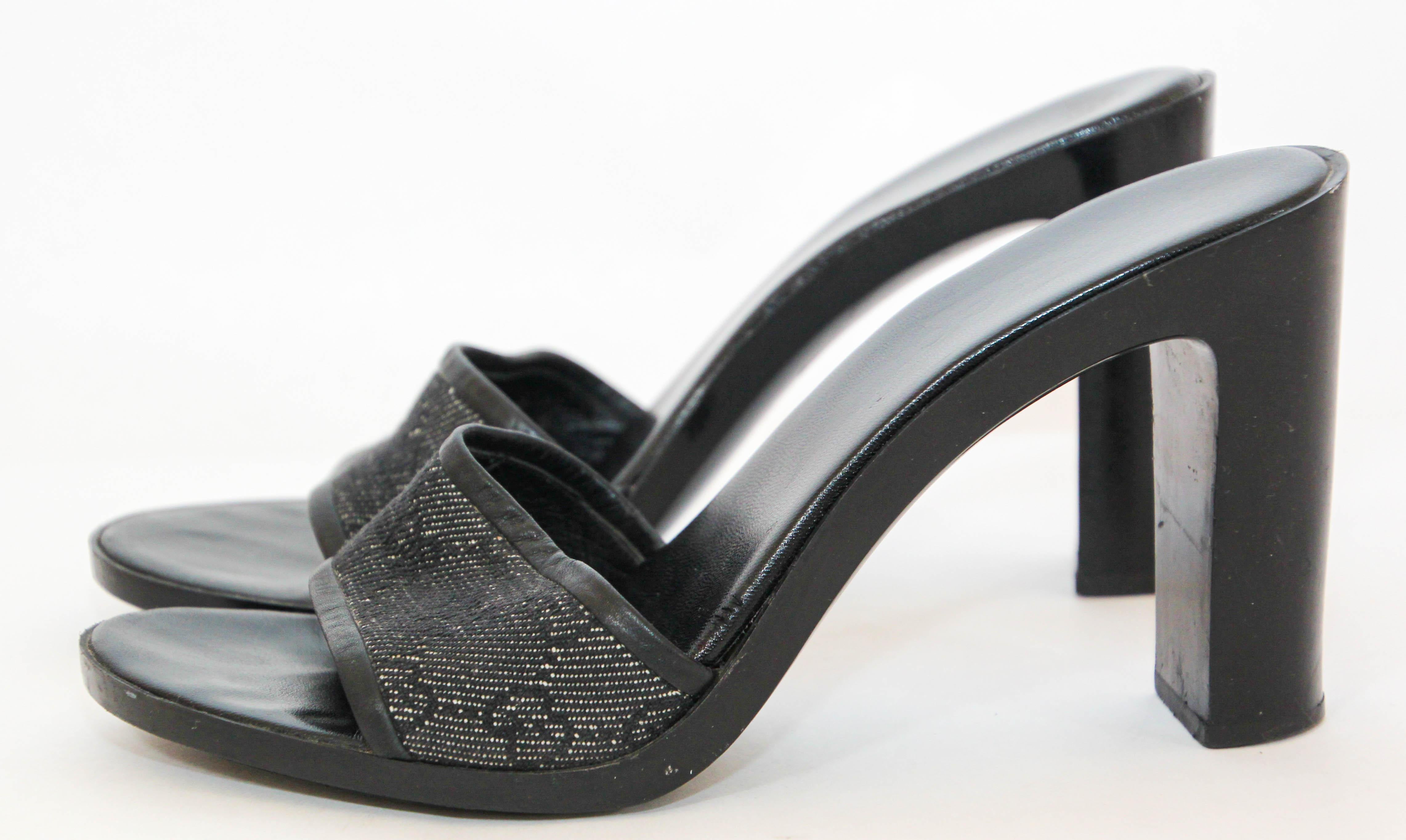 Gucci Black GG Logo Canvas and Leather Trim Slide Sandals (Sandales à glissière avec logo GG en toile et garniture en cuir) en vente 1