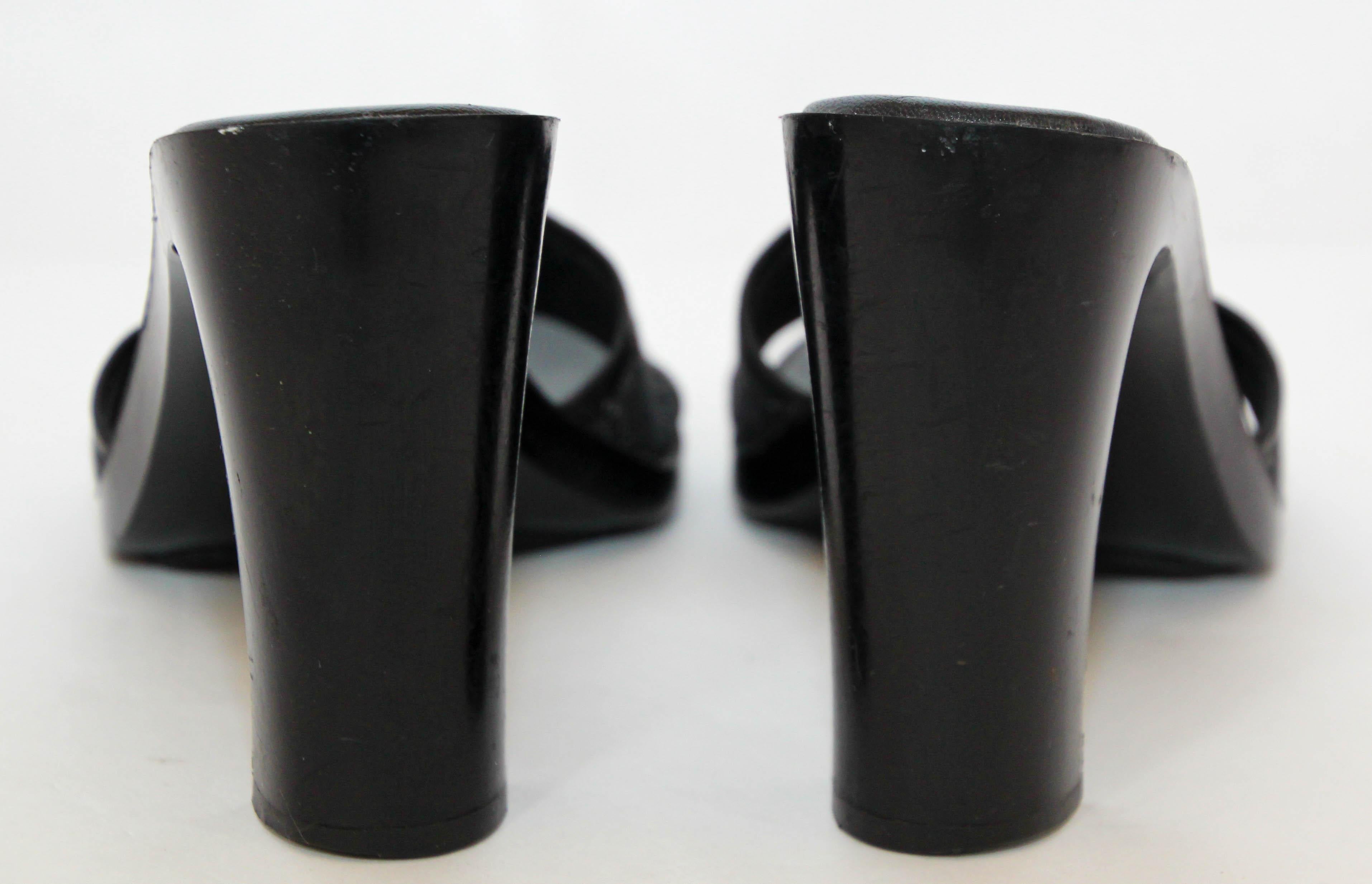 Gucci Black GG Logo Canvas and Leather Trim Slide Sandals (Sandales à glissière avec logo GG en toile et garniture en cuir) en vente 2