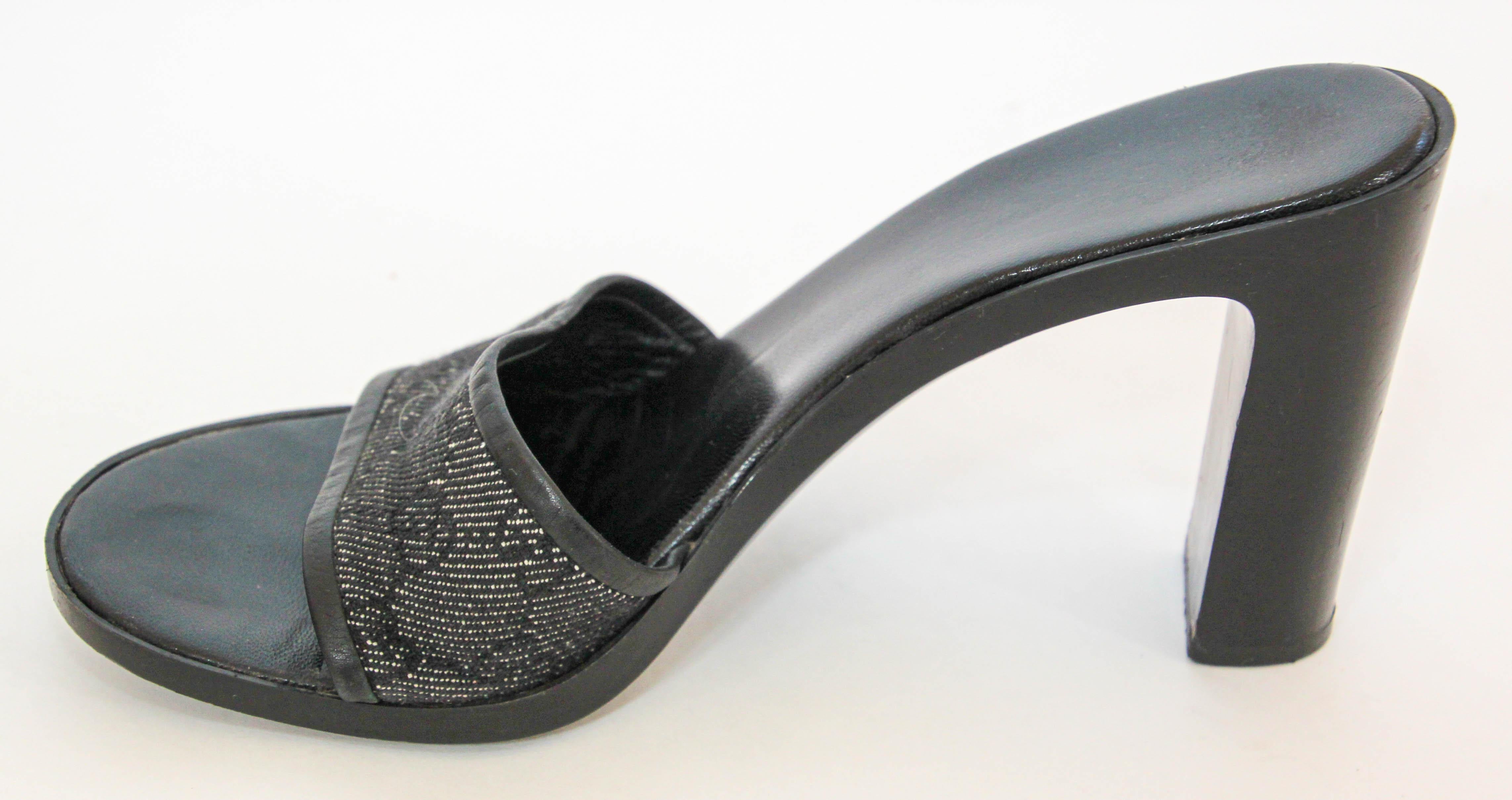 Gucci Black GG Logo Canvas and Leather Trim Slide Sandals (Sandales à glissière avec logo GG en toile et garniture en cuir) en vente 4