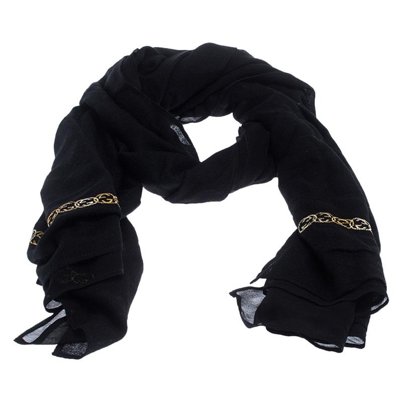 Scarves are an important accessory that complete an outfit. Beautifully cut from silk and cashmere, this Gucci scarf features a black shade and GG lurex detailing. Complete with hemmed edges, this piece can be flaunted will all your fashionable