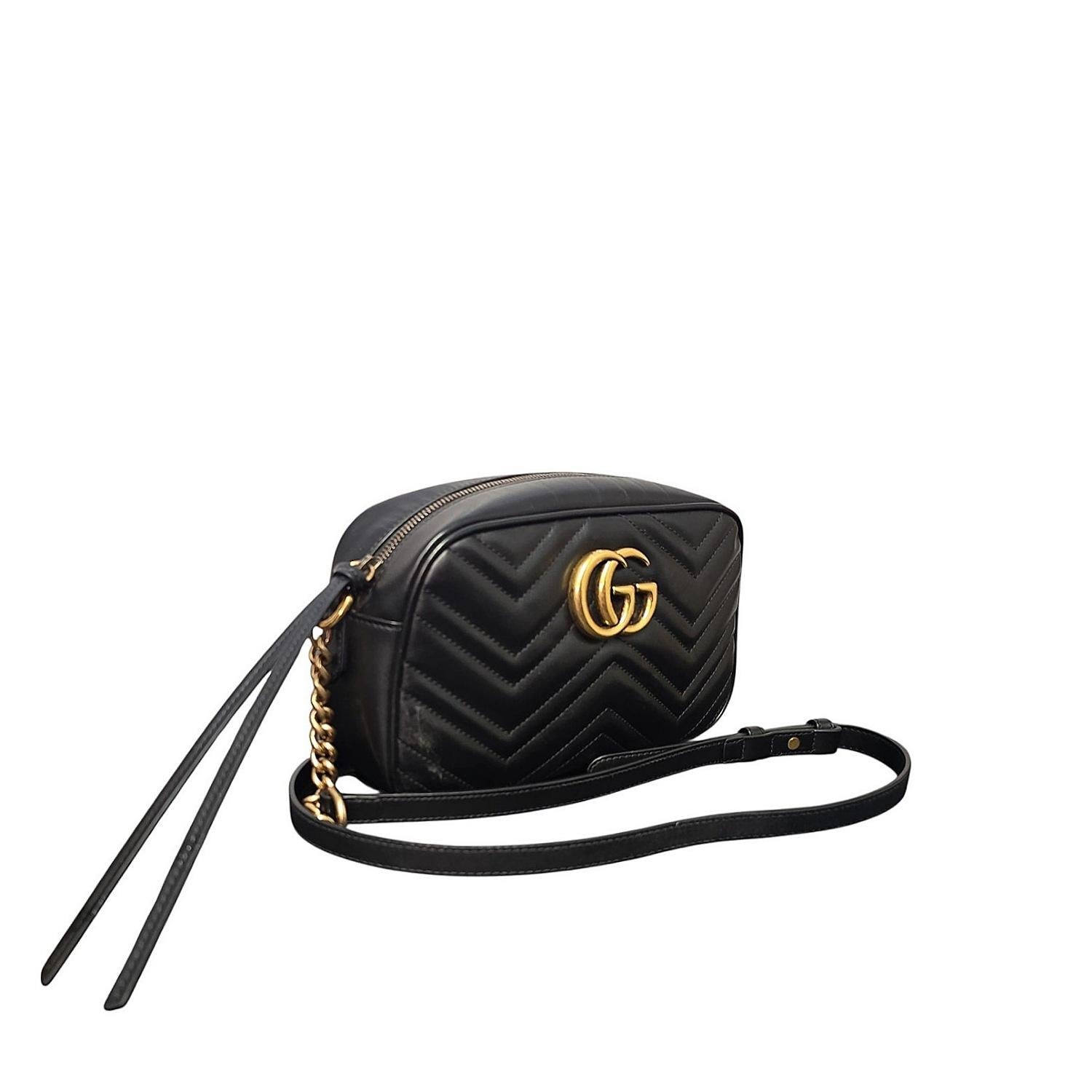 La borsa fotografica Gucci Black GG Marmont Small è caratterizzata da una silhouette morbidamente strutturata, realizzata in pelle nera matelassé trapuntata di chevron e impreziosita dall'iconico hardware Double G. Questa borsa di manifattura