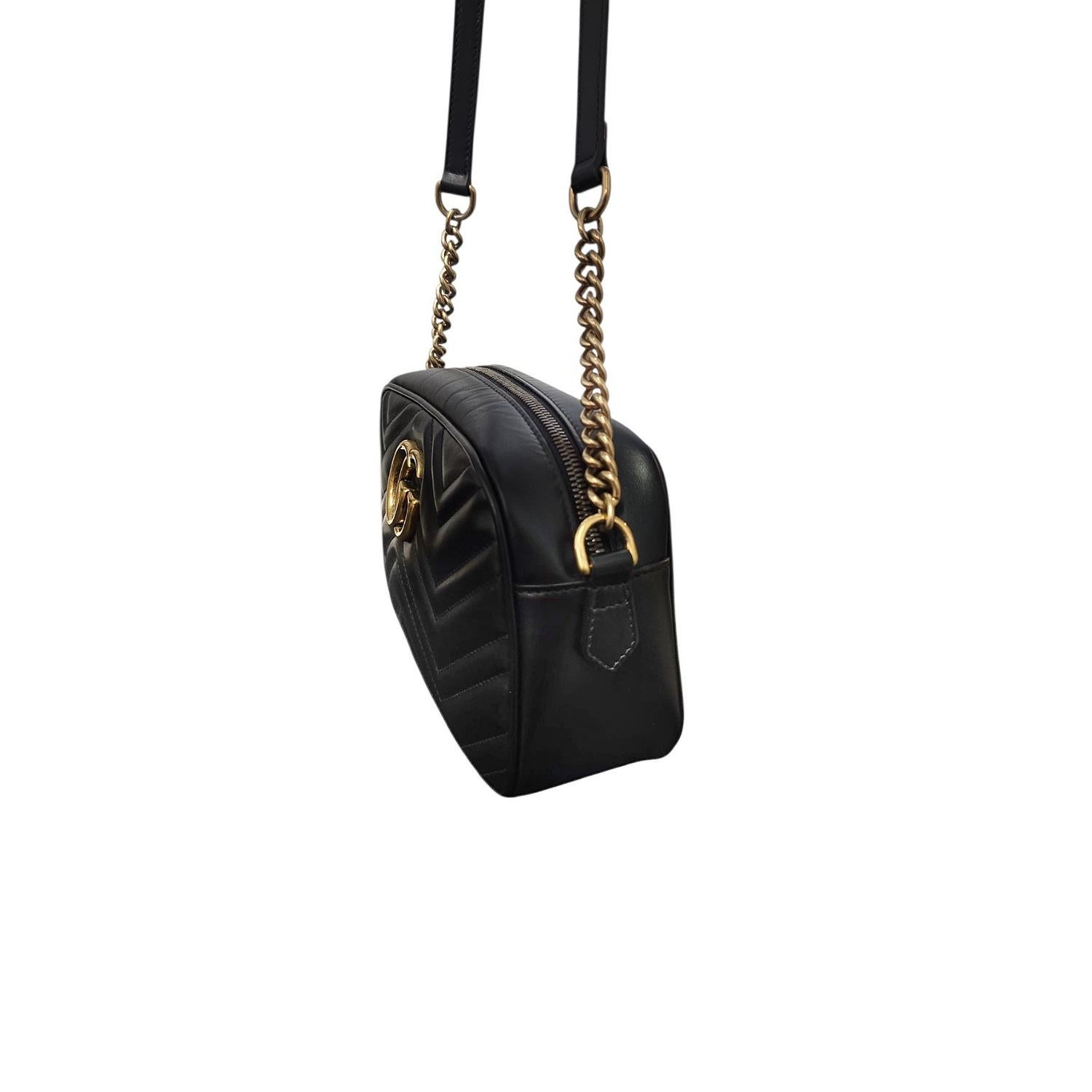 Donna Gucci Borsa a tracolla nera con fotocamera GG Marmont Small in vendita
