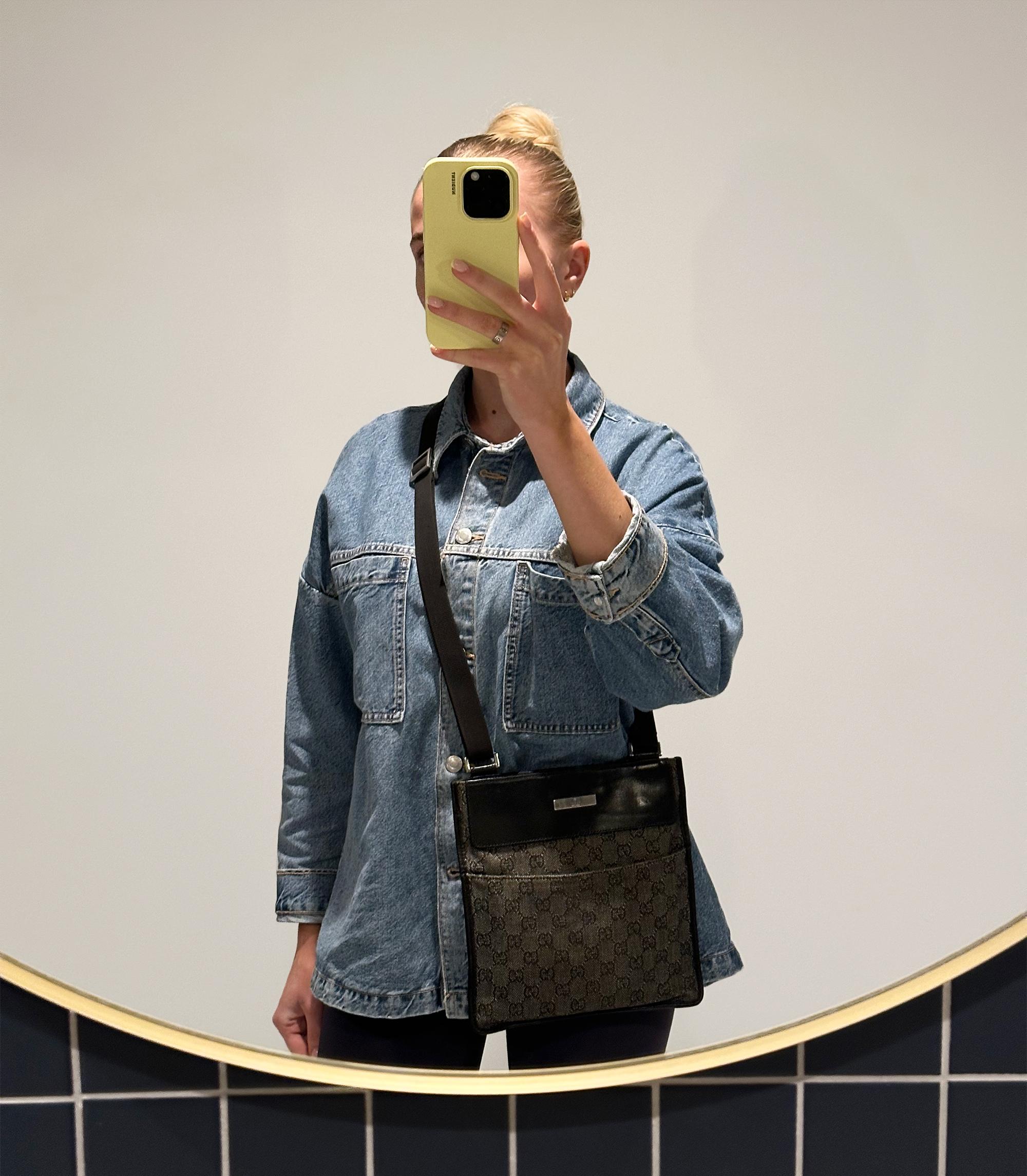 Gucci Black GG Monogram Denim & Leather Vintage Messenger Bag 

Détails du produit
Xupes Ref : CB1446
Marque : Gucci
Modèle : Messager 
Type : Shoulder, Crossbody
Numéro de série : 27639 200047
Accompagné de : Sac à poussière Gucci
Couleur : Noir