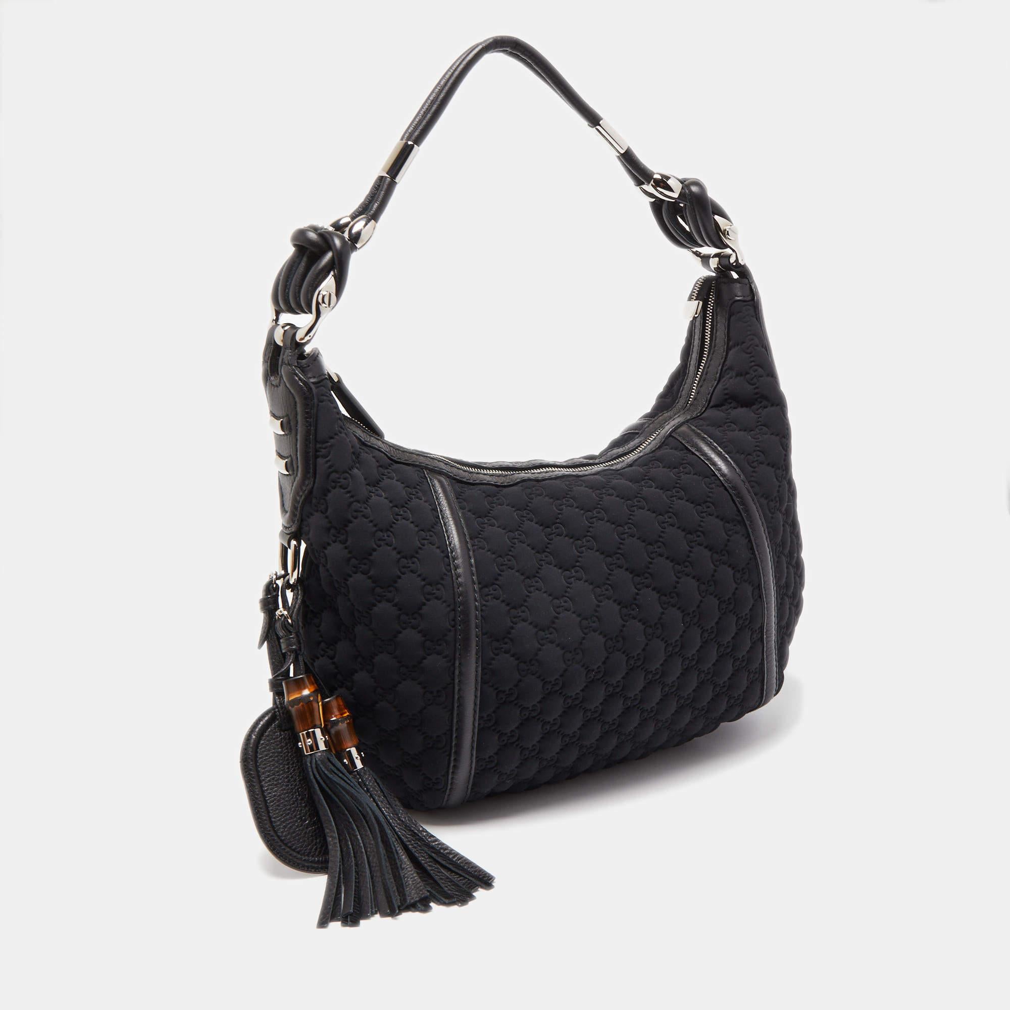 Gucci Schwarze GG-Handtasche aus Neopren und Leder mit Quastendetails im Zustand „Gut“ im Angebot in Dubai, Al Qouz 2