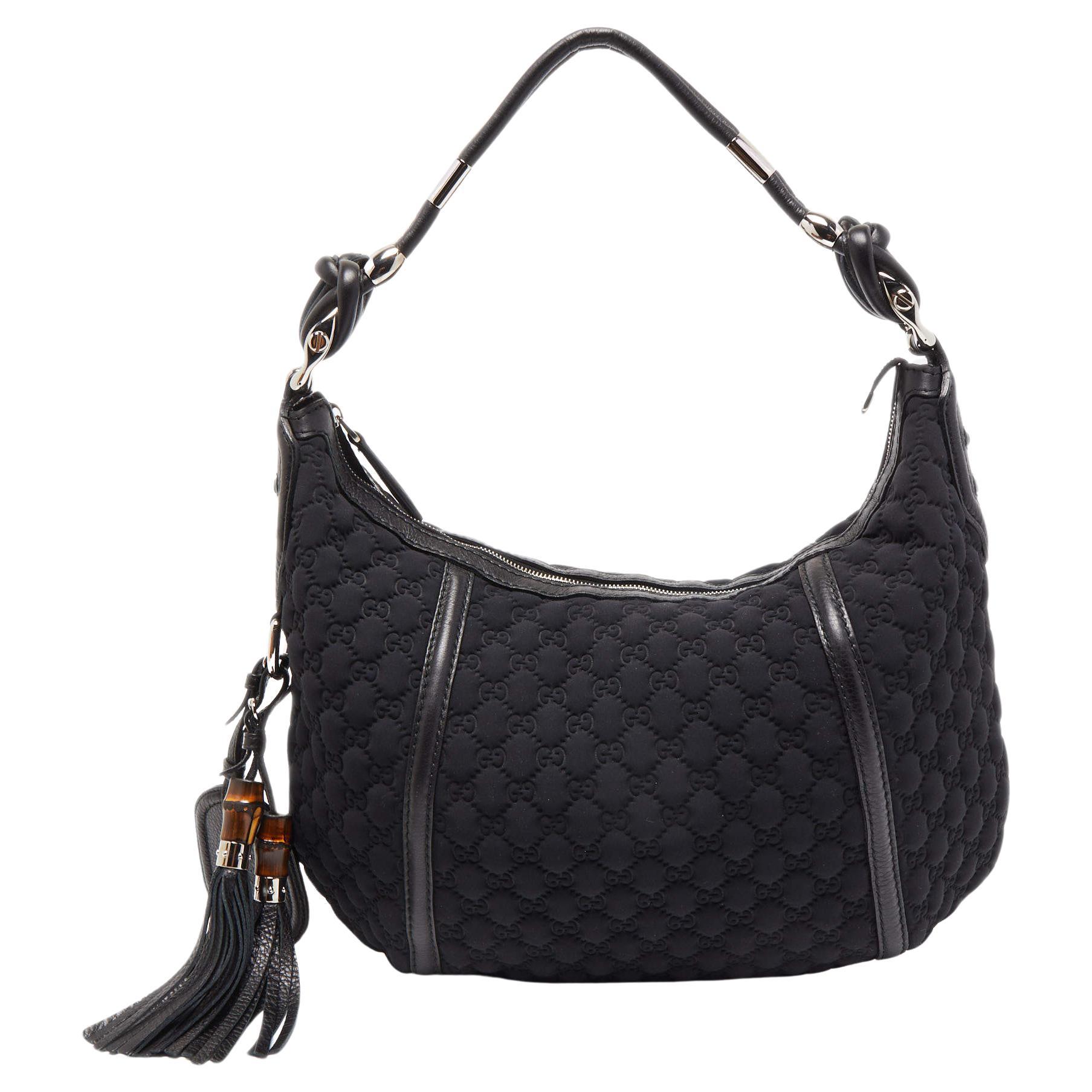 Gucci Schwarze GG-Handtasche aus Neopren und Leder mit Quastendetails im Angebot