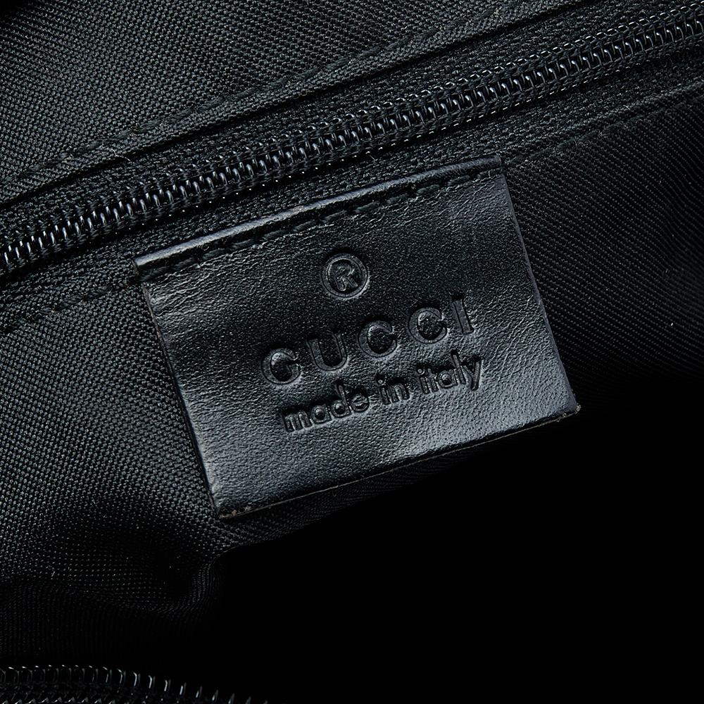 Questa hobo di Gucci è stata progettata per essere una degna compagna di stile! Realizzata in nylon e pelle GG, la borsa è dotata di tasche esterne. È dotata di una maniglia superiore e di un interno foderato per trasportare i tuoi oggetti