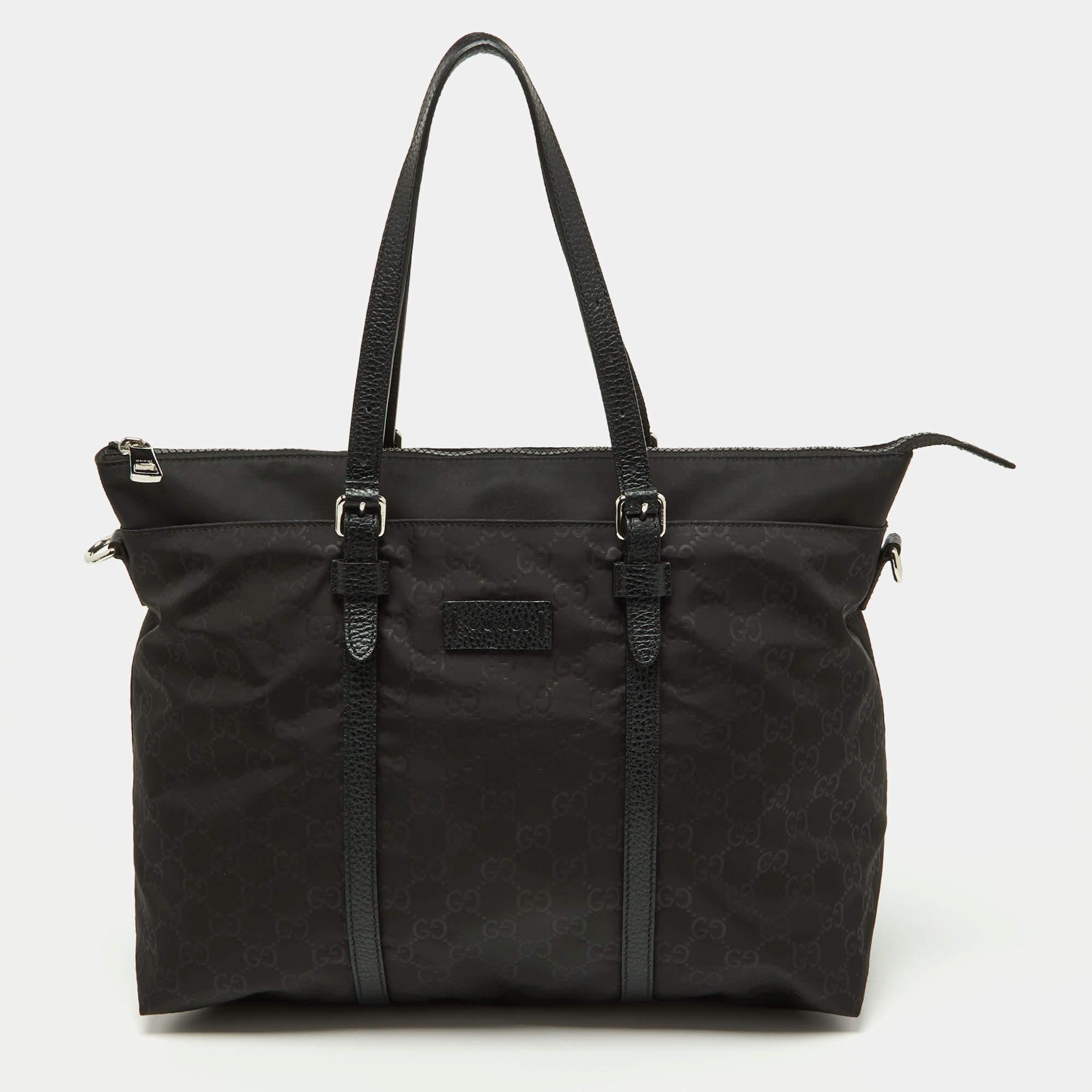 This alluring tote bag for women has been designed to assist you on any day. Convenient to carry and fashionably designed, the tote is cut with skill and sewn into a great shape. It is well-equipped to be a reliable accessory.


