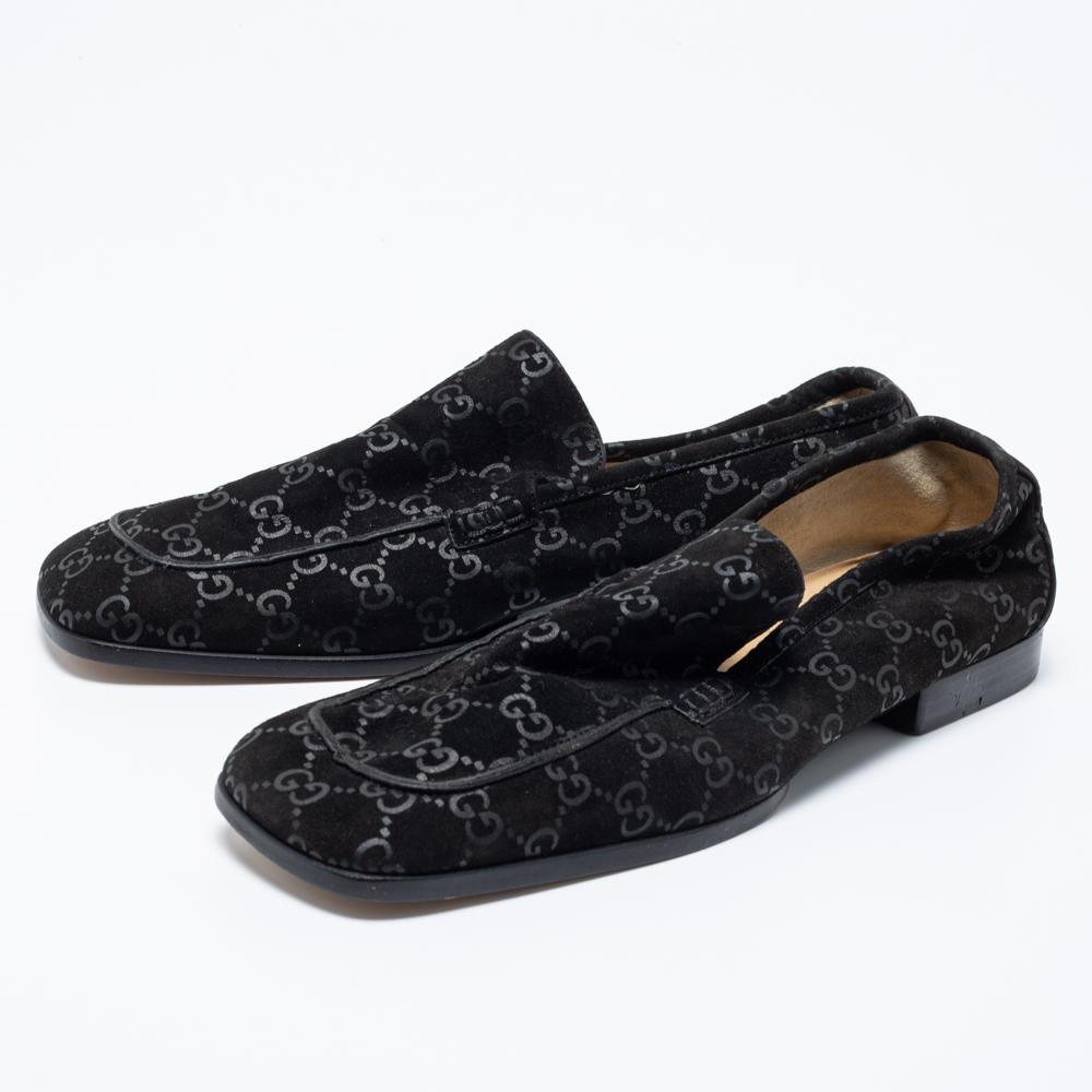 A perfect pair of shoes to team with your work wear, smart and formal looks, these Gucci loafers are going to be a timeless addition to your collection. Constructed in black suede, these shoes feature a GG pattern on the vamps along with sturdy