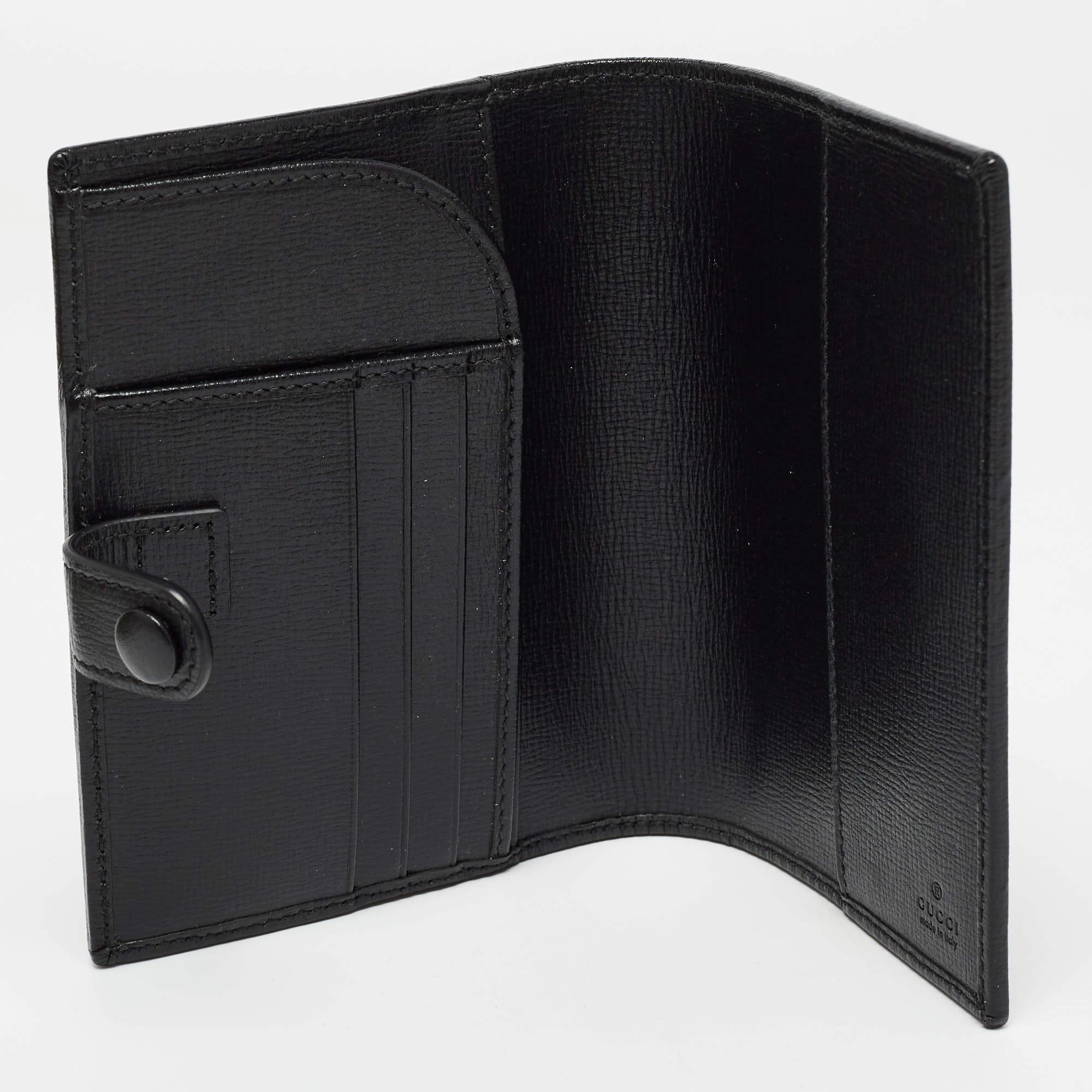 Carry your passport effortlessly in this black passport holder. Chic and stylish, it is crafted from GG Supreme canvas and opens to a leather interior. It is indeed a fabulous accessory that you must own!