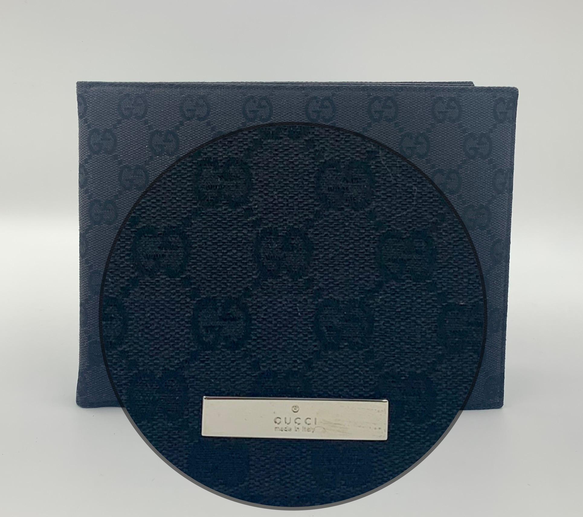 Portarretratos plegable vintage Gucci GG Supreme de lona y cuero.
Finales del siglo XX
Lona negra GG Supreme
Interior de cuero negro
Herrajes en tono paladio
Fabricado en Italia
Estado: Muy bueno, ligero desgaste superficial acorde con la