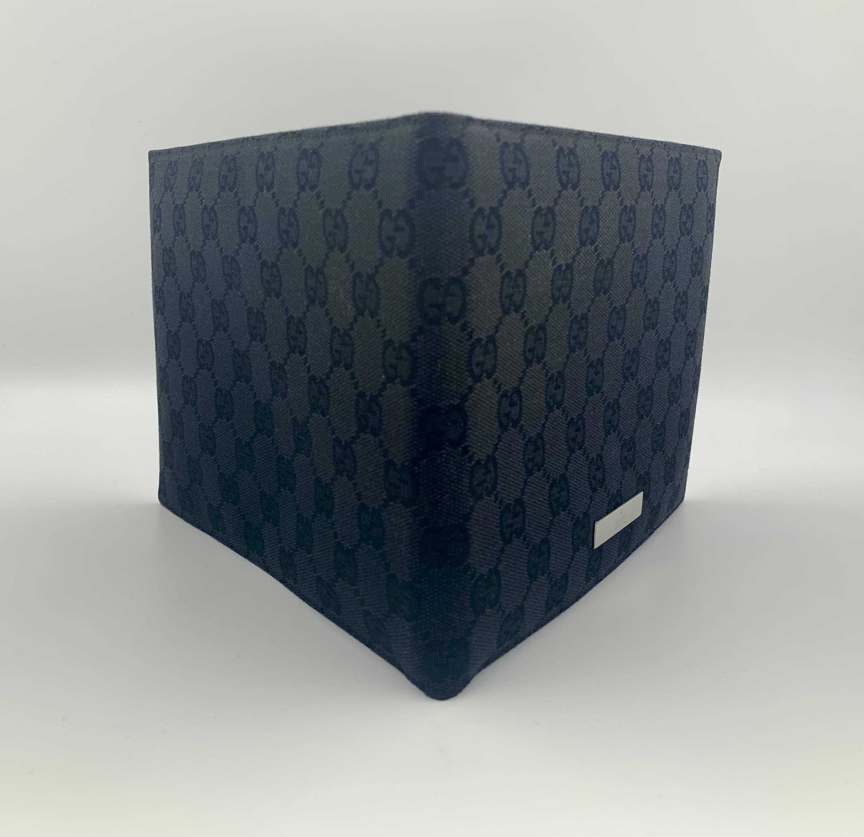 Gucci Schwarzes GG Supreme Leder, Segeltuch Monogramm-Bilderrahmen mit zwei Fächern im Angebot 2