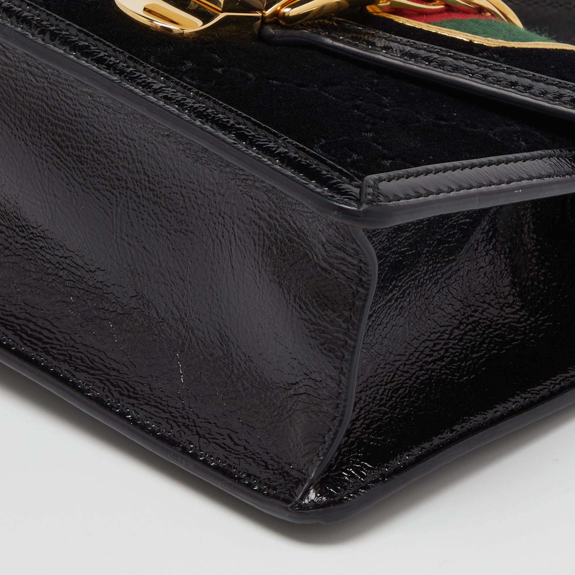 Gucci Schwarze GG Tasche aus Samt und Lackleder Sylvie Top Handle Bag im Zustand „Gut“ in Dubai, Al Qouz 2