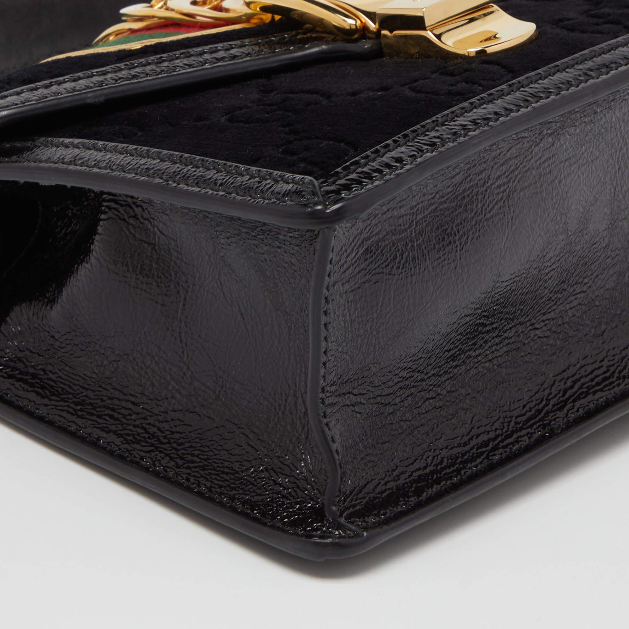 Gucci Schwarze GG Tasche aus Samt und Lackleder Sylvie Top Handle Bag 1