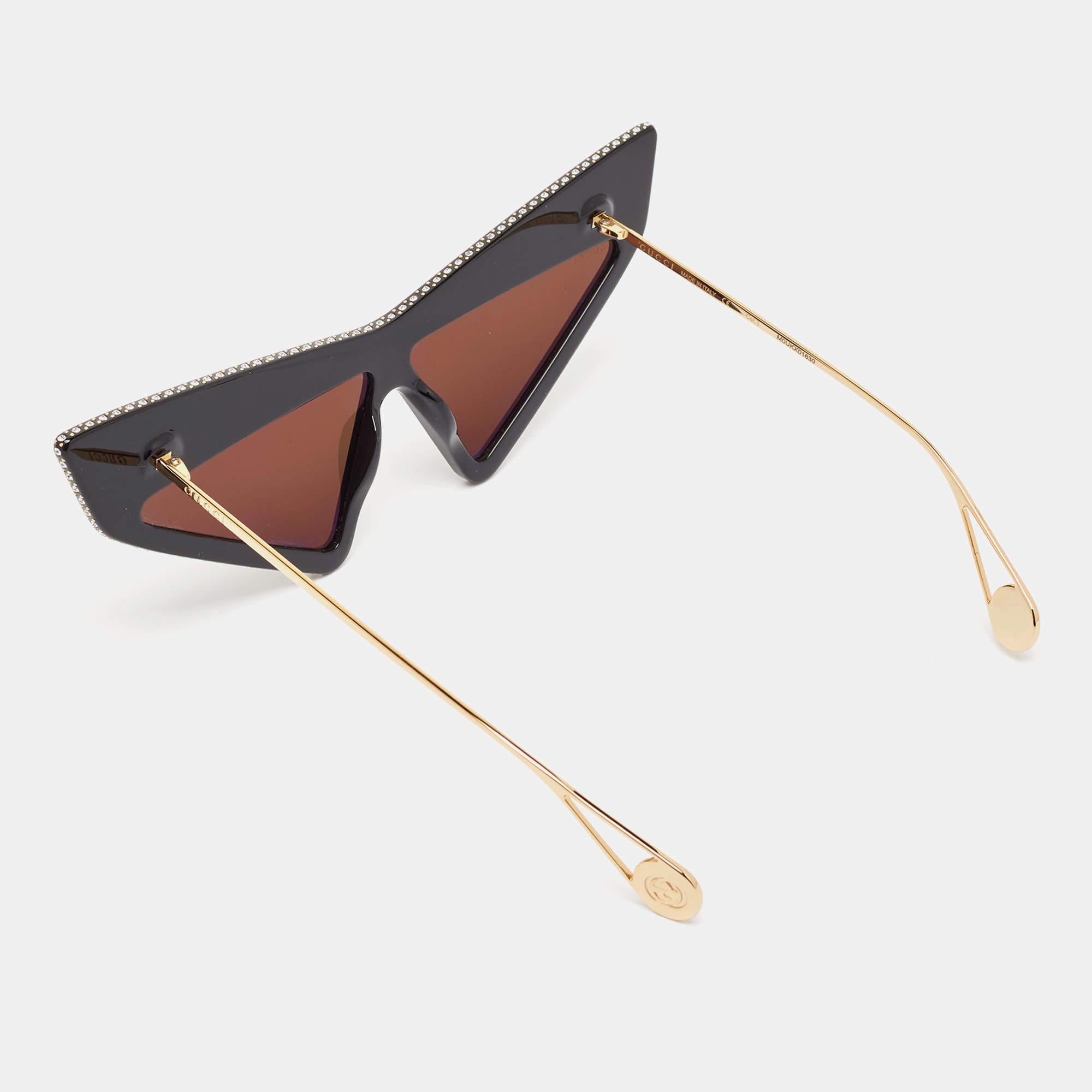 Vediamo i dettagli di questo splendido paio di occhiali da sole firmati realizzati con materiali pregiati. Gli occhiali da sole sono lussuosi e pratici.