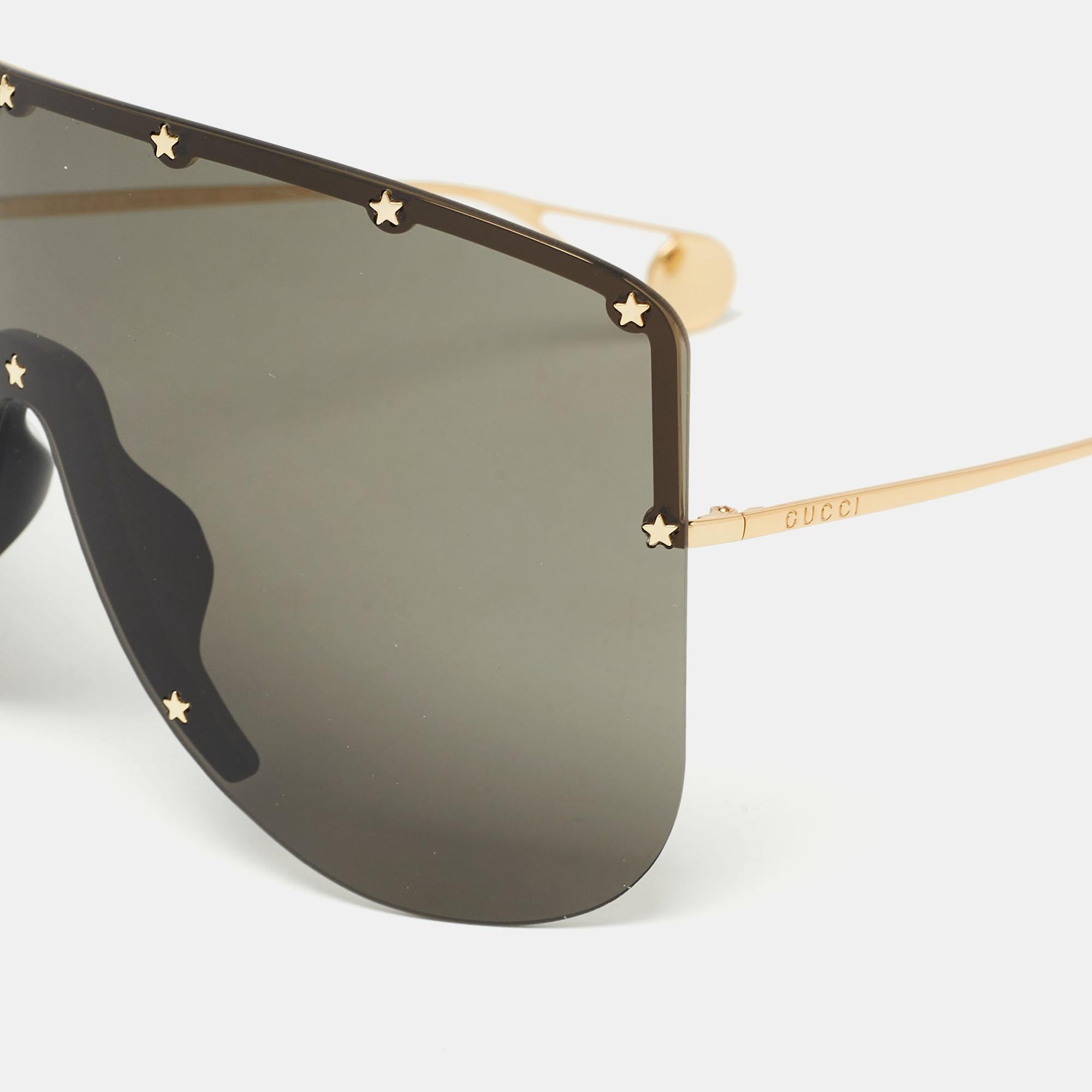 Genießen Sie die sonnigen Tage in vollem Stil und schützen Sie Ihre Augen mit dieser Gucci Sonnenbrille. Die Brille hat einen Schildrahmen, der mit hochwertigen Gläsern und Verzierungen ausgestattet ist.

Enthält
Info-Booklet, Original-Etui,